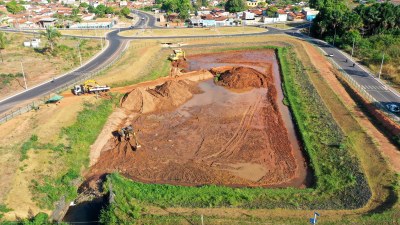 Prefeitura de Araguaína inicia limpeza de manutenção na bacia de detenção da Via Norte