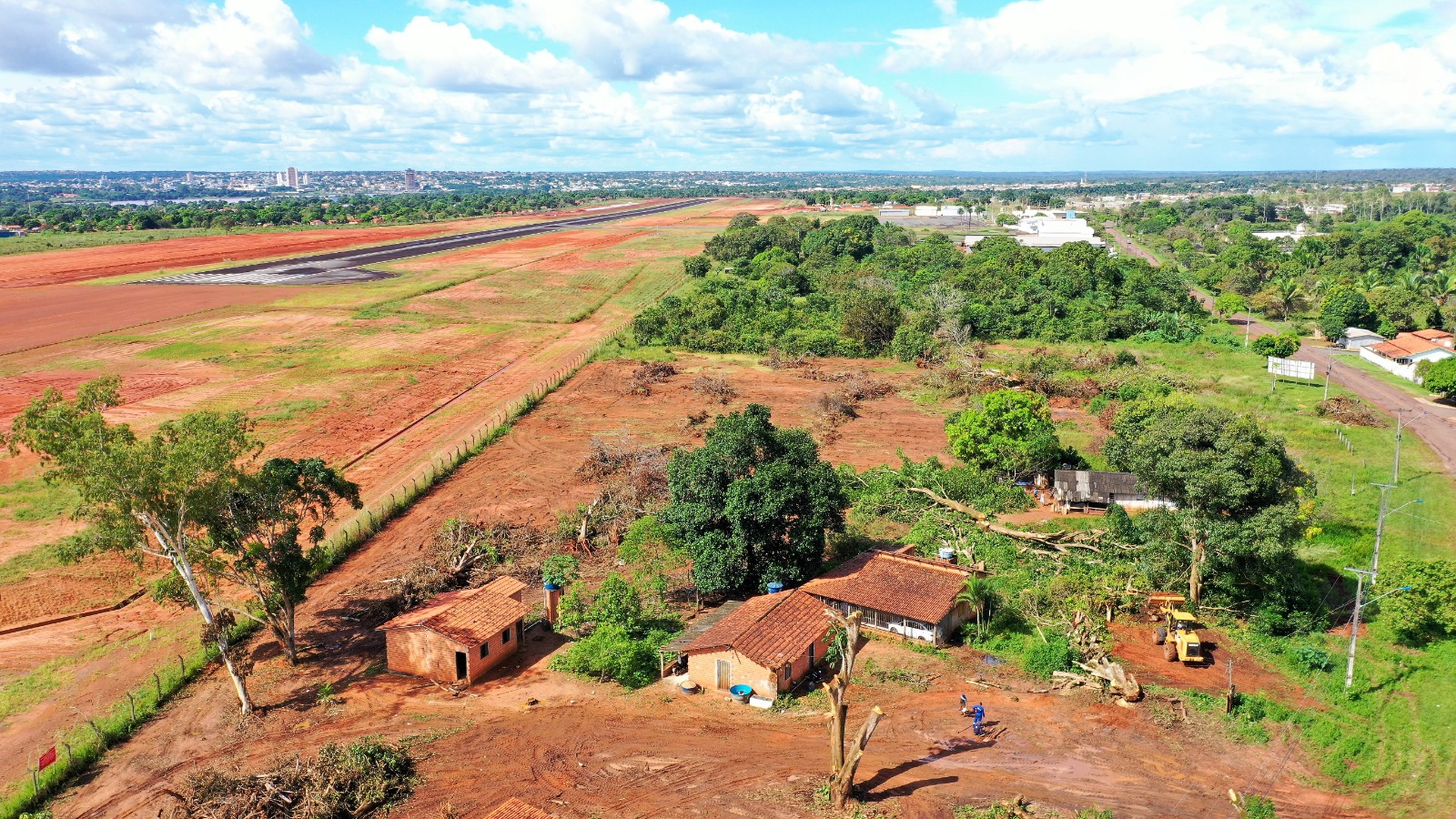 Corte de grandes árvores nas cabeceiras da pista é uma das exigências da ANAC (Agência Nacional de Aviação Civil), principalmente as frutíferas, por atrair pássaros que são um risco para acidentes aéreos
