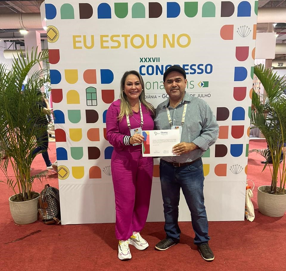 “Digitalizamos todas as informações dos usuários e criamos um sistema que permite entender melhor o nosso público para desenvolver estratégias mais eficientes de prevenção, abordagem e tratamentos”, conta Klaubher, que recebeu o reconhecimento junto da secretária Ana Paula Abadia.