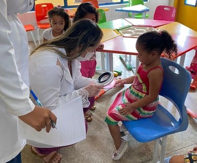 Saúde de Araguaína orienta famílias sobre a doença mão-pé-boca