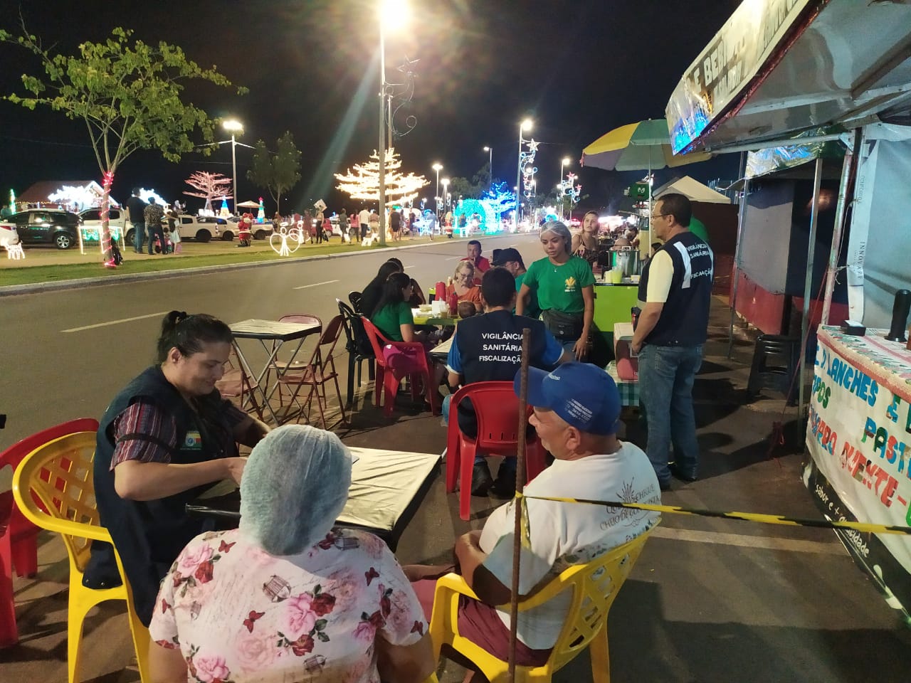 Os fiscais distribuíram materiais informativos sobre boas práticas de higiene, armazenamento adequado e outras orientações essenciais para garantir a qualidade dos alimentos