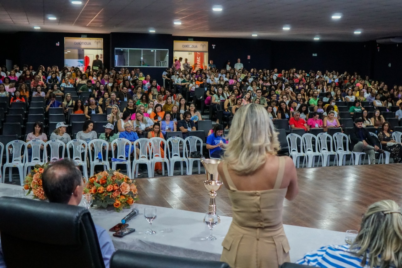 Foram ministradas seis palestras com a presença de especialistas renomados do segmento