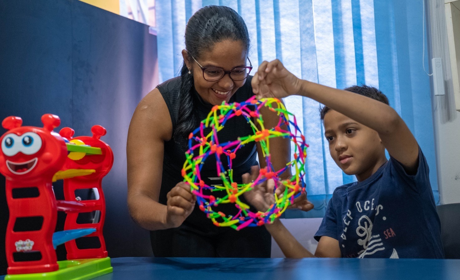 Além das consultas médicas, fonoaudiológicas e odontológicas, as crianças também recebem apoio educacional especializado no formato de terapias, que são aplicadas por mais de 30 profissionais de diversas áreas