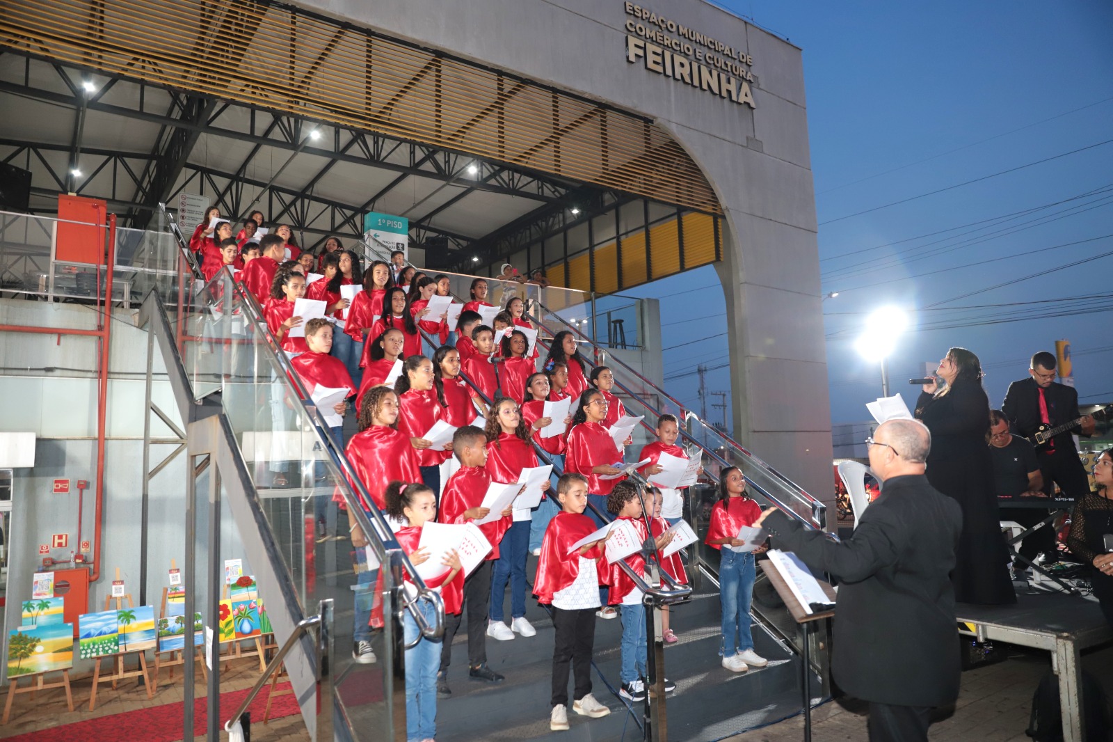 O público foi encantado com a interpretação de clássicos natalinos, como "Vem Chegando o Natal", "A Paz (Heal the World)", "Natal Todo Dia", "Noite Feliz" e "Oh Happy Day".