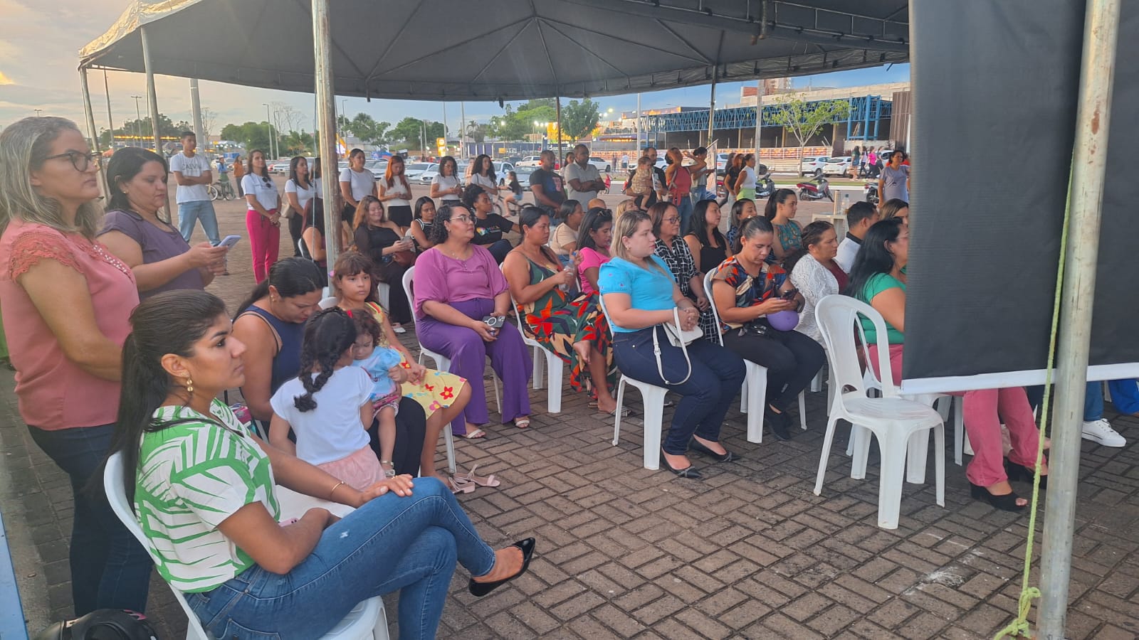 Na Via Lago, os presentes participaram de atividades de aprendizagem e conscientização sobre a língua de sinais e a cultura surda, a exposição dos serviços ofertados pela CIL, aulas de Libras com professores surdos, entre outras ações