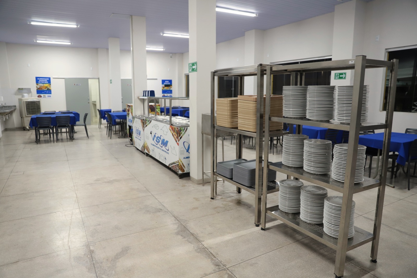 O cardápio é variado e montado com a supervisão de nutricionistas, oferecendo uma proteína (carne), guarnição (arroz e feijão), salada e suco.