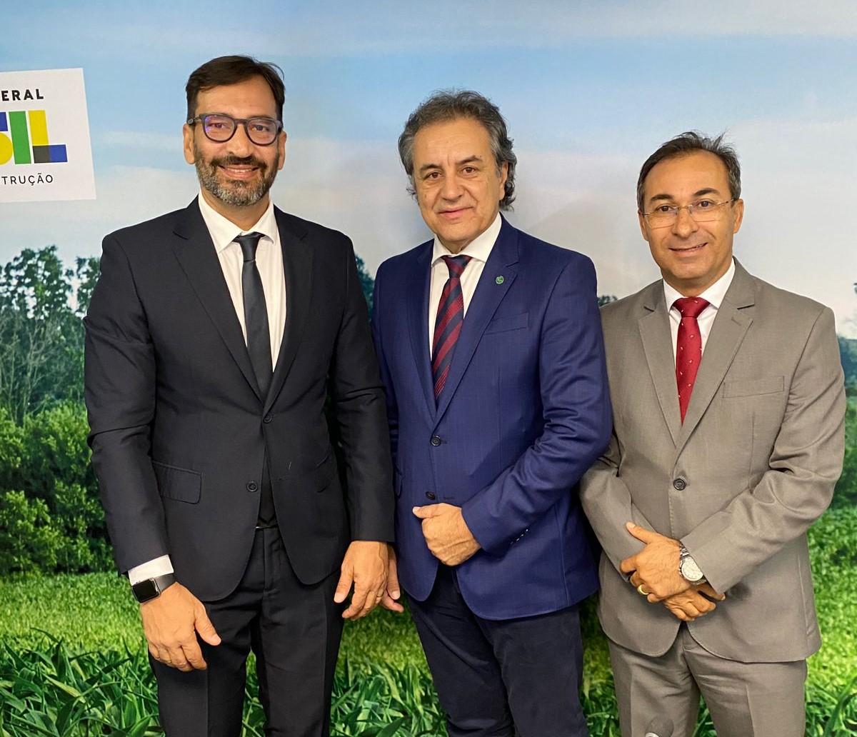 Secretário Joaquim Quinta, deputado federal Oziel Oliveira, presidente do PDA-MATOPIBA, e o prefeito Wagner Rodrigues durante a reunião do Comitê Gestor