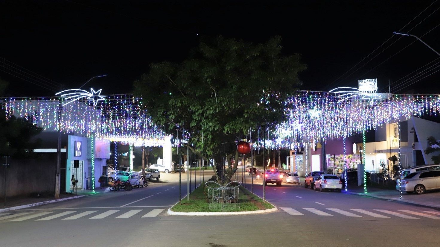 Além do furto dos fios, os vândalos danificaram as mangueiras de LED da decoração, que precisarão ser substituídas, uma perda de 70% de tudo o que foi feito
