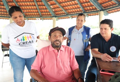 Idoso acolhido por serviços da Prefeitura de Araguaína conclui tratamento contra o vício, recebe alta e um novo lar