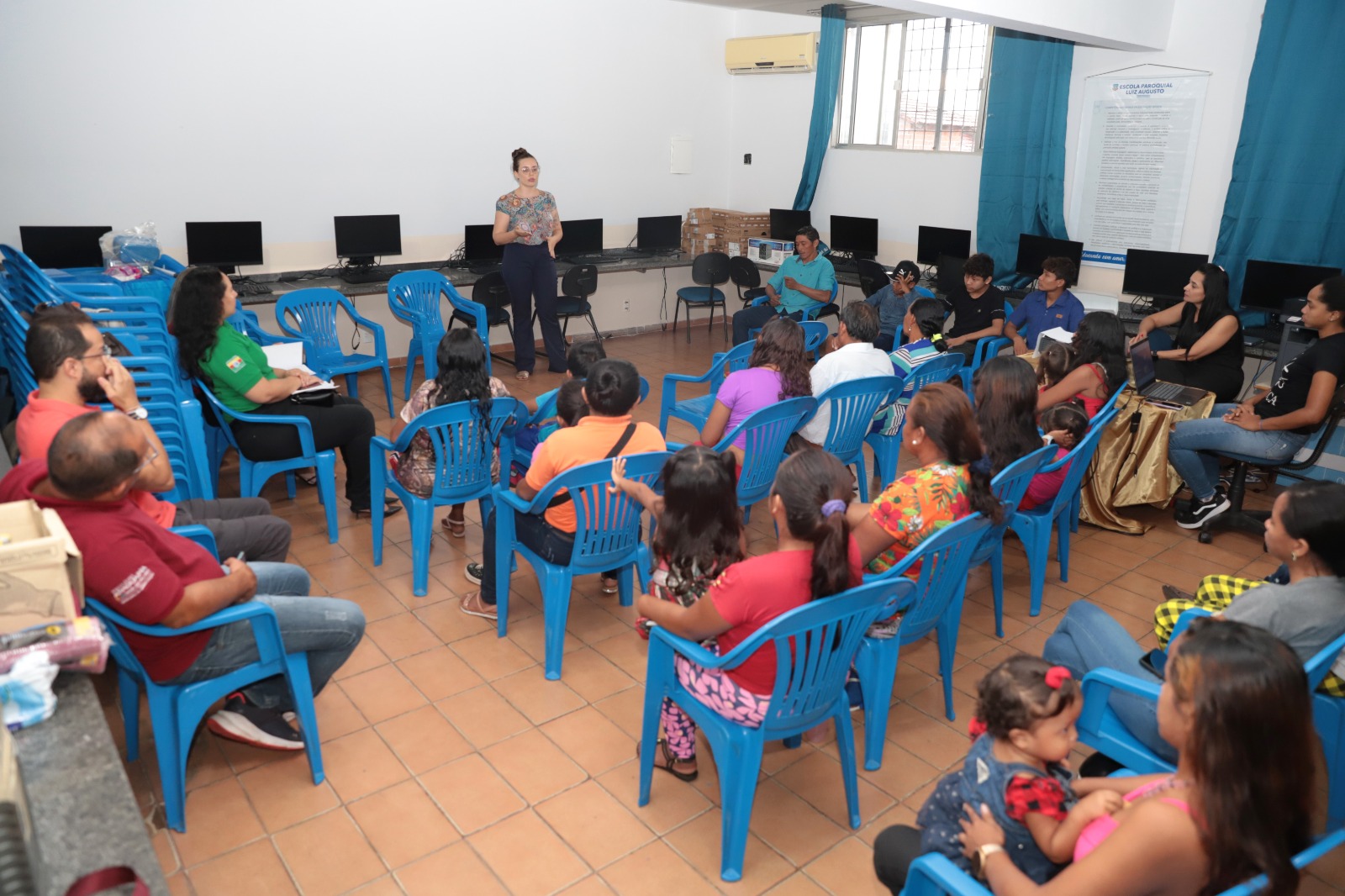 Foi explicado aos participantes, em especial aos imigrantes e refugiados, que a legislação não permite que crianças e adolescentes entre quatro e 17 anos fiquem fora da escola