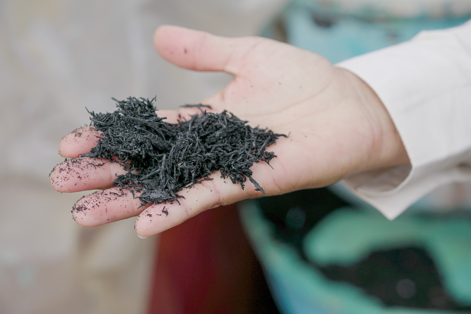 Farelos de pneus descartados são usados na produção do material do piso ecológico. Na massa do concreto, junto da areia e cimento, o farelo é usado em substituição à brita