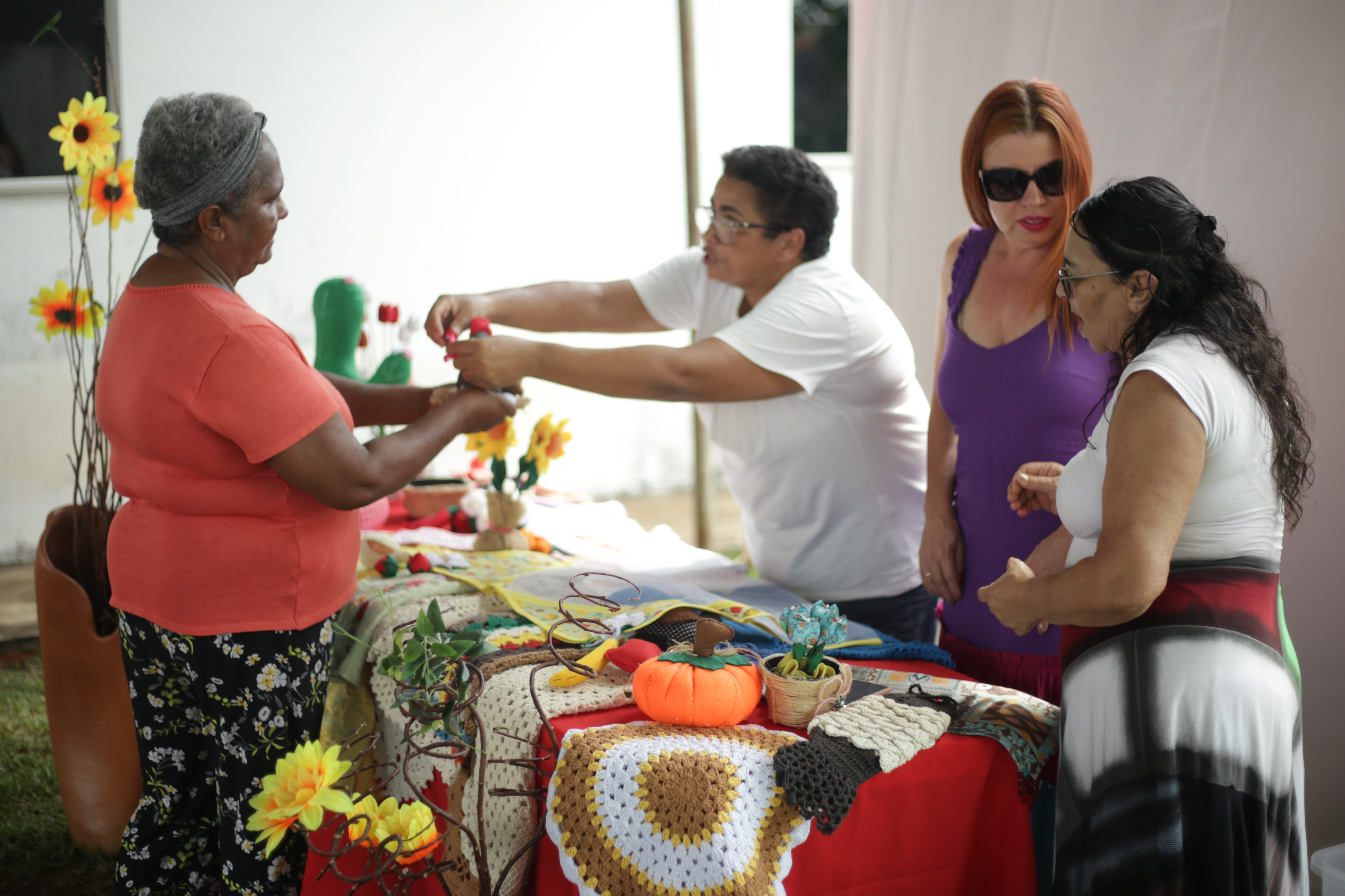 Nos centros também são oferecidas palestras, oficinas, cursos e capacitações com intuito de incentivar a autonomia financeira das famílias atendidas