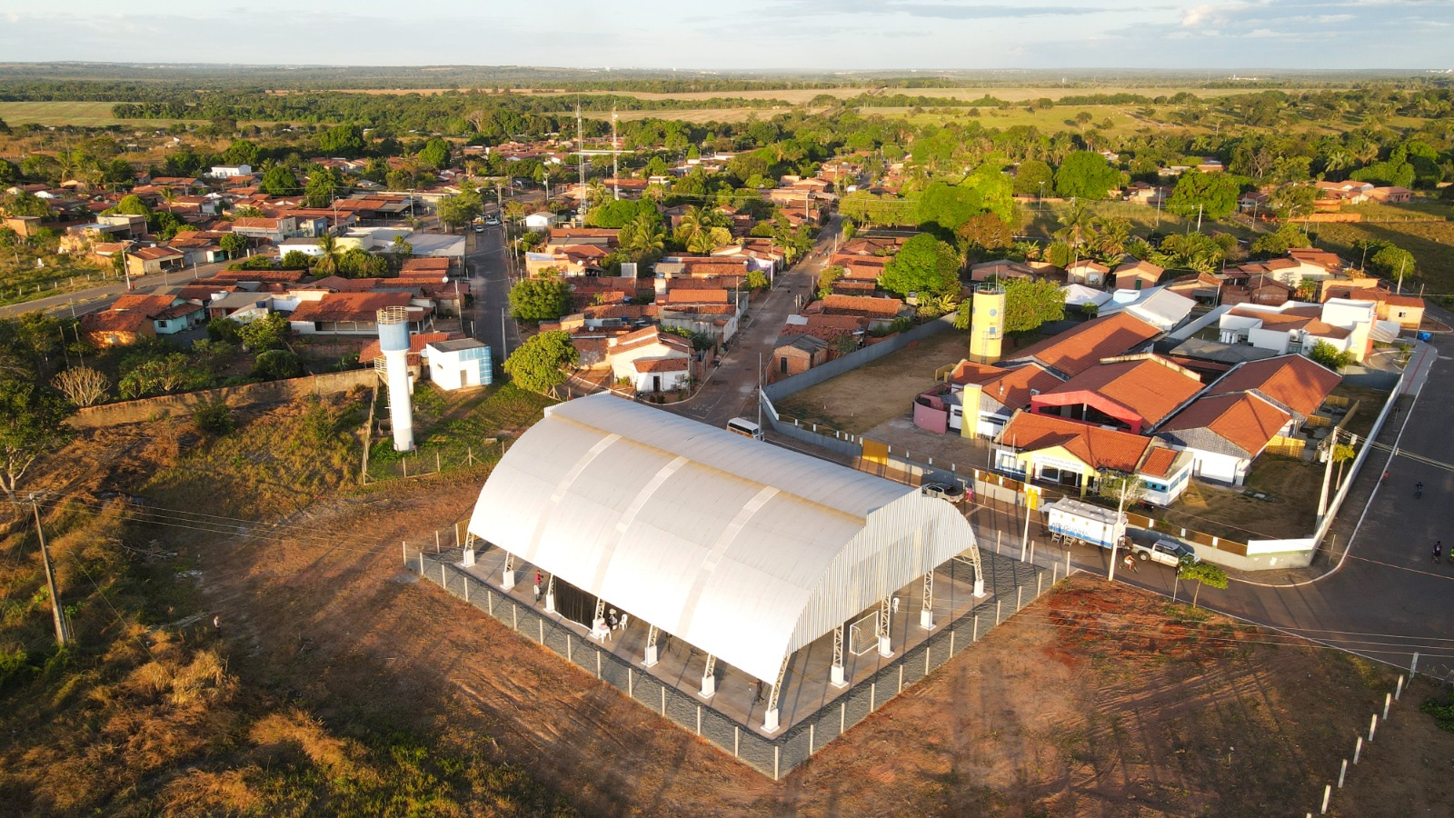 A quadra conta com cercamento em alambrado, iluminação e calçamento. O espaço comporta até 772 pessoas sentadas ou 4.632 pessoas em pé, não considerando o palco e a área de circulação