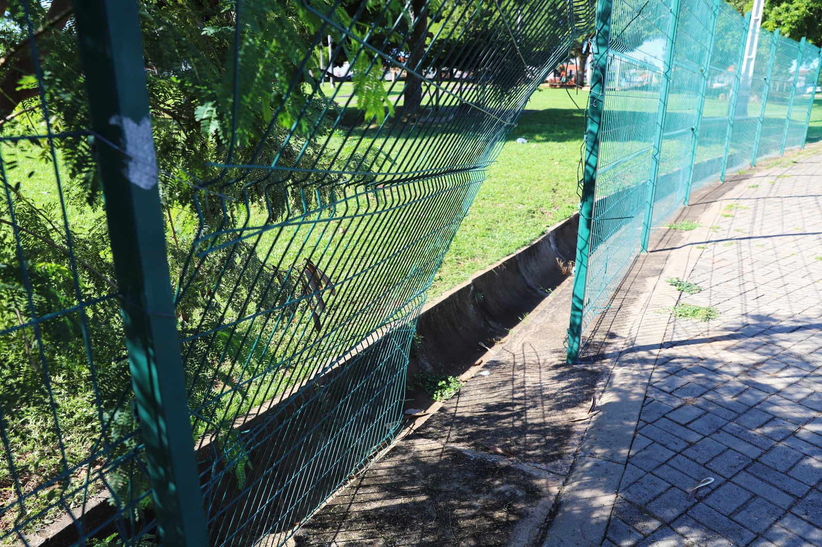 Em diversos trechos, o alambrado que cerca todo o Parque Cimba foi danificado. Após a influenciadora localizar o bilhete e encerrar a ação, o local foi reaberto para a população