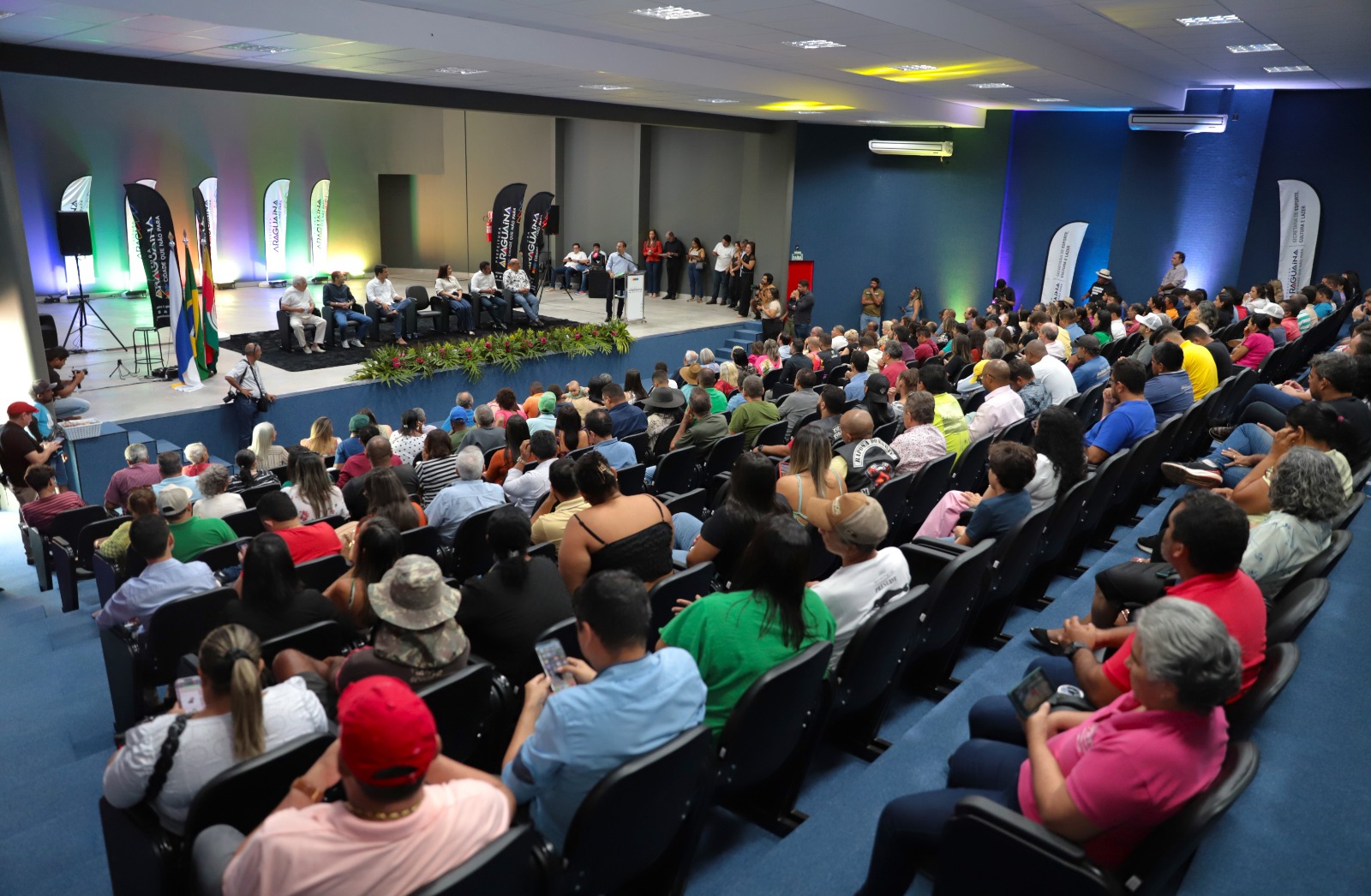 O prédio tem capacidade para receber mais de 750 pessoas nos dois ambientes de espetáculos e conta ainda com praça, camarins, salas para aulas e oficinas de arte, dois novos galpões, entre outros ambientes