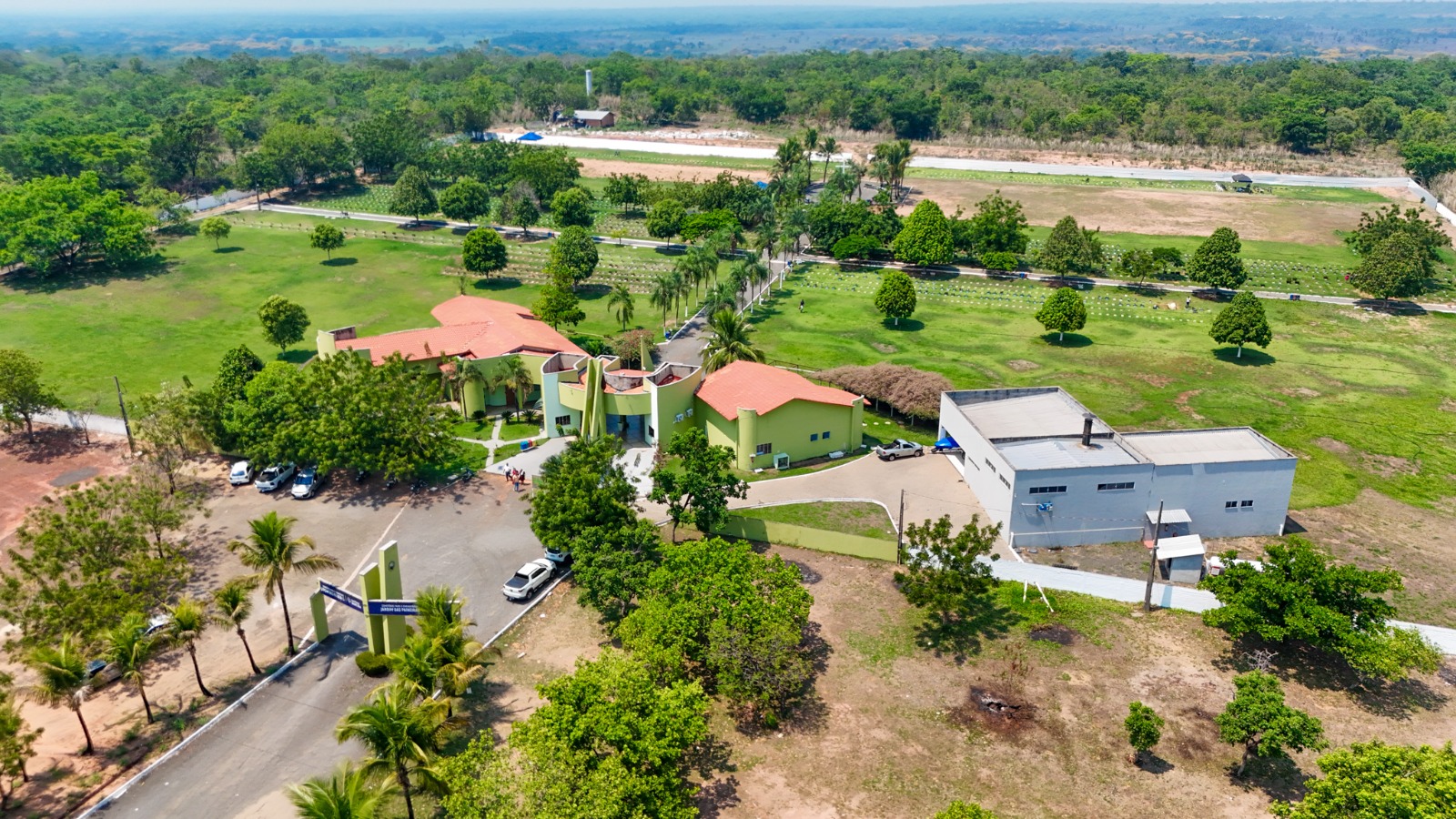 O Município possui um contrato com o cemitério privado para uso dos jazigos durante cinco anos. Após esse prazo, é preciso fazer a exumação para liberação dos jazigos para outros sepultamentos