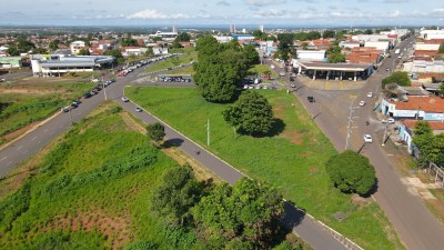 Prefeitura de Araguaína faz o plantio de mais de 20 mudas na área no entorno da obra da nova Câmara de Araguaína