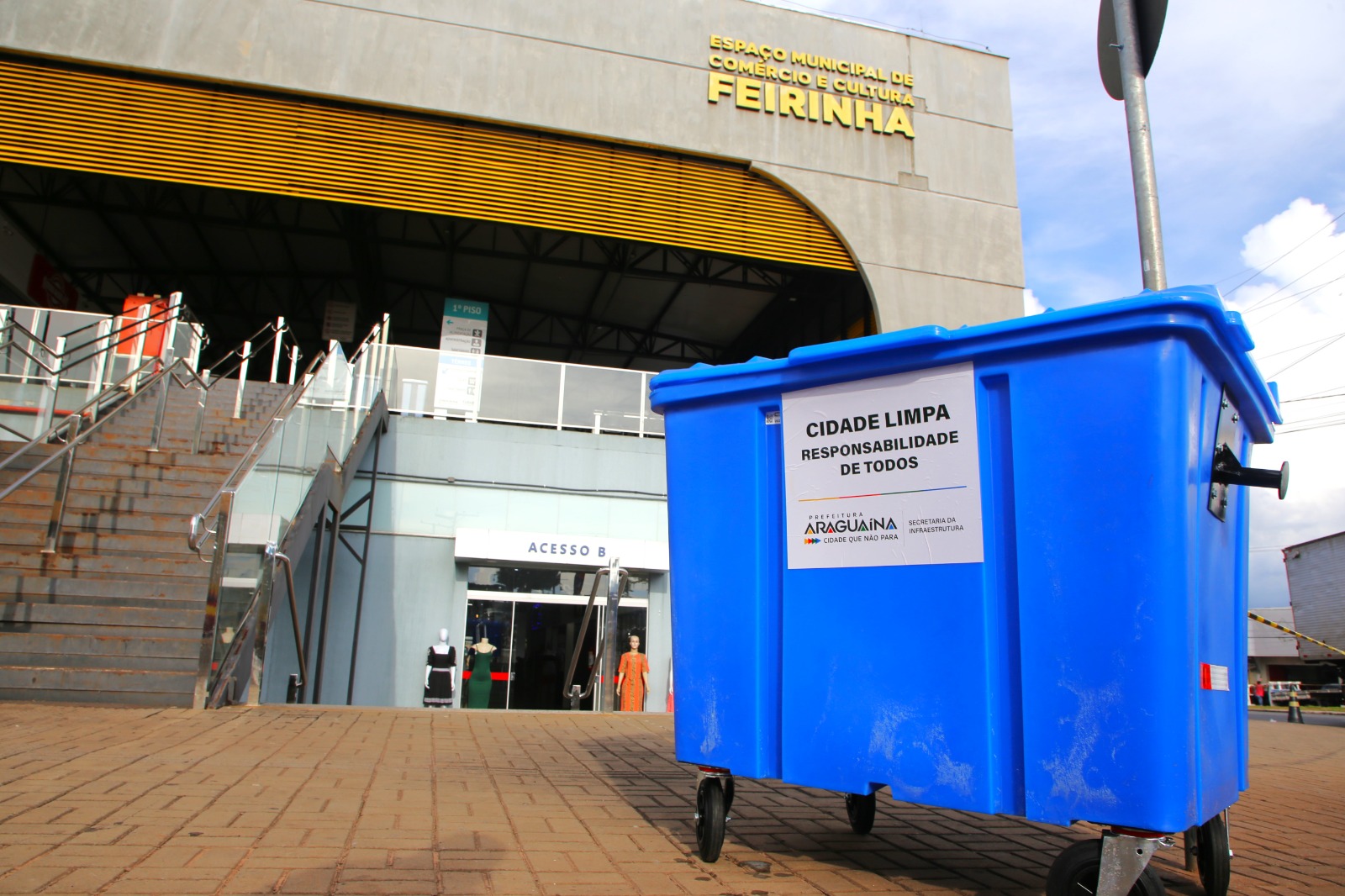 Os contêineres deverão ser usados apenas para descarte de restos de alimentos, papeis, plásticos, embalagens, como garrafas pet, frascos de leite, produtos de limpeza, itens de higiene pessoal, entre outros resíduos domésticos