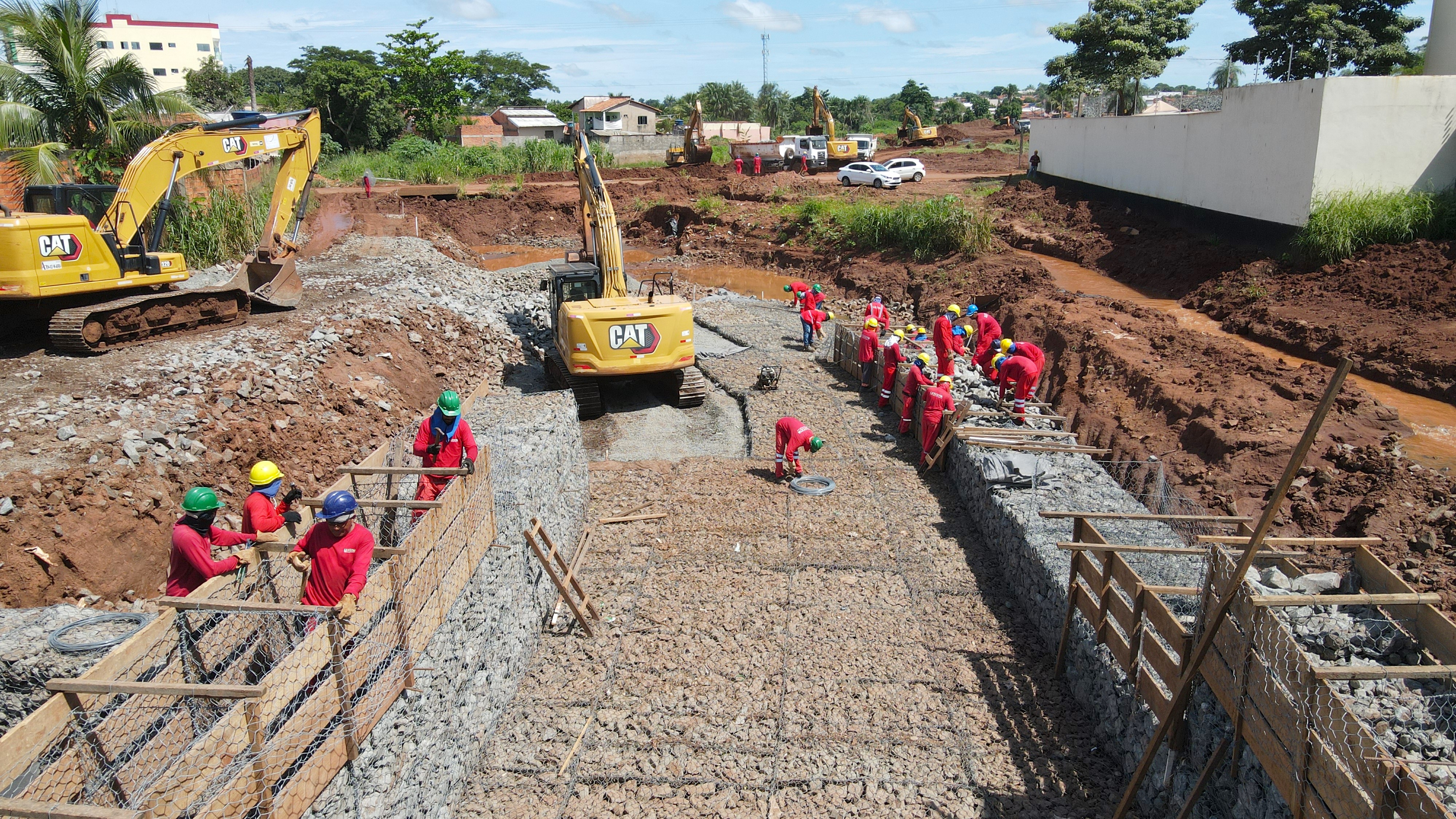 A  Avenida Governador Siqueira Campos - Etapa 1 conta com 30% da terraplanagem executados, micro e macrodrenagem com canais abertos e fechados com aduelas