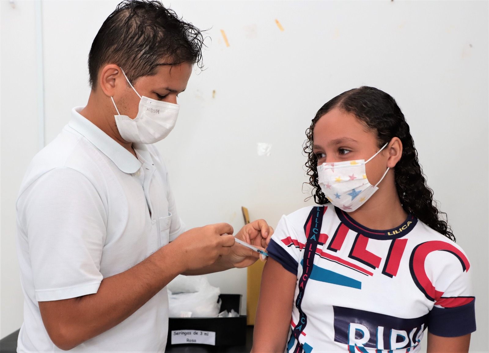 O esquema vacinal é de duas doses com intervalo de três meses entre elas. Para receber a vacina, crianças e adolescentes, entre 10 e 14 anos, não podem ter tido dengue nos últimos seis meses