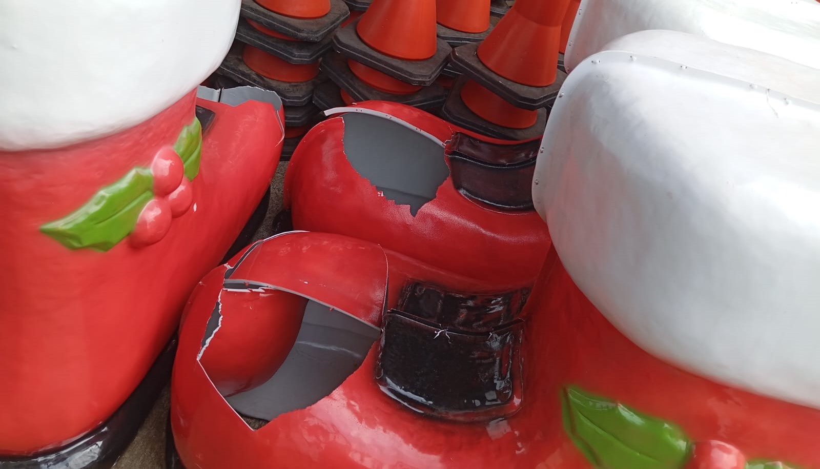 O vandalismo contra o patrimônio público é previsto no artigo 163 do Código Penal Brasileiro, com pena prevista de seis meses a três anos, além de multa. Já o crime de furto consta no artigo 155 do Código Penal