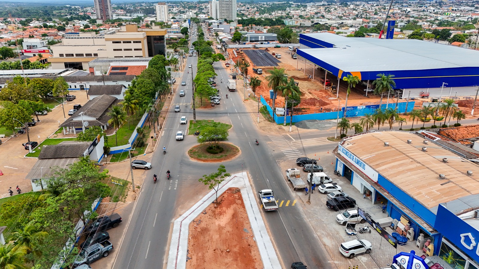 O trecho da Avenida Filadélfia entre a Rua Ademar Vicente Ferreira e Avenida Dom Emanuel receberá nova sinalização vertical e horizontal, faixas de pedestres elevadas, fechamento de canteiros e a substituição da rotatória em frente ao 2° Batalhão da Polícia Militar por um sistema de semáforos