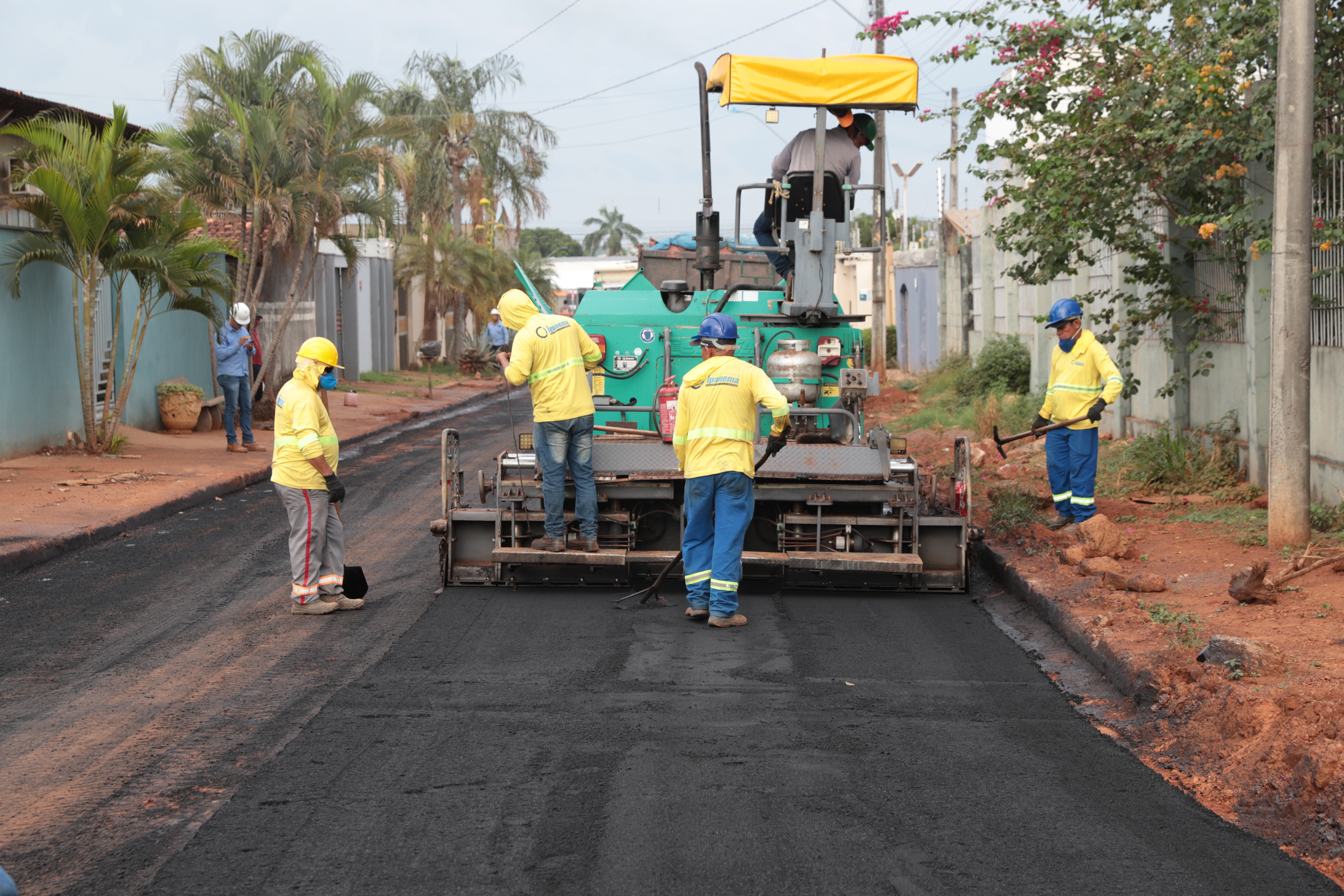 Algumas ruas do setor já estão recebendo a nova pavimentação e outras estão na fase de terraplanagem e compactação do solo, que antecedem o asfalto.