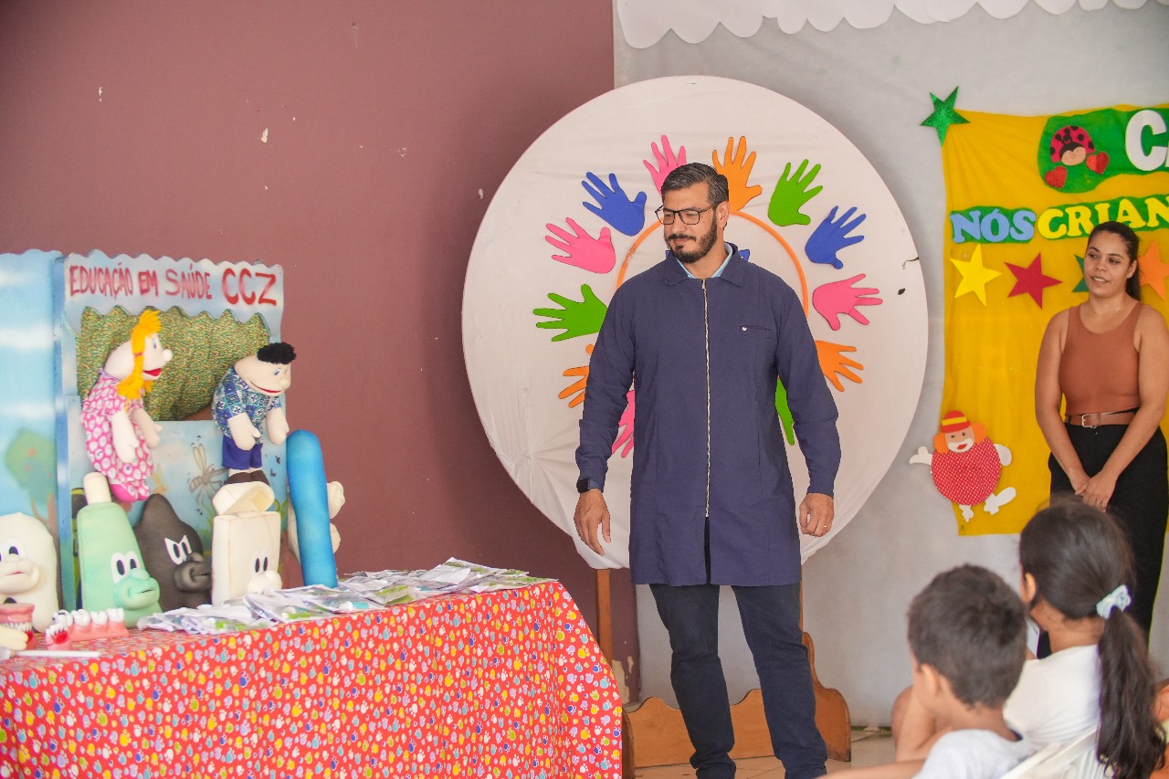 Com acolhimento e atividades lúdicas como o teatro educativo, a 3ª Virada Odontológica garantiu que as crianças do CAPS Infantil recebessem o cuidado preventivo e kits de higiene bucal necessários.