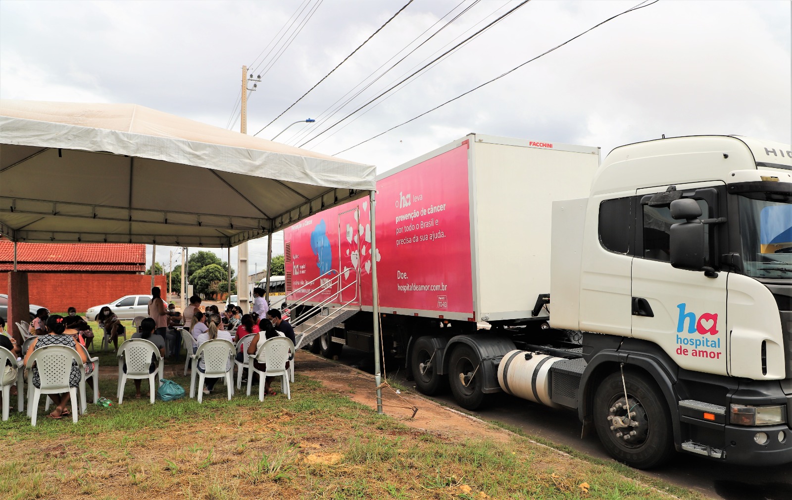 Durante a ação, o público terá acesso a exames de mamografia, testes de glicemia, aferição de pressão arterial, vacinação e atendimento odontológico no Odontomóvel.