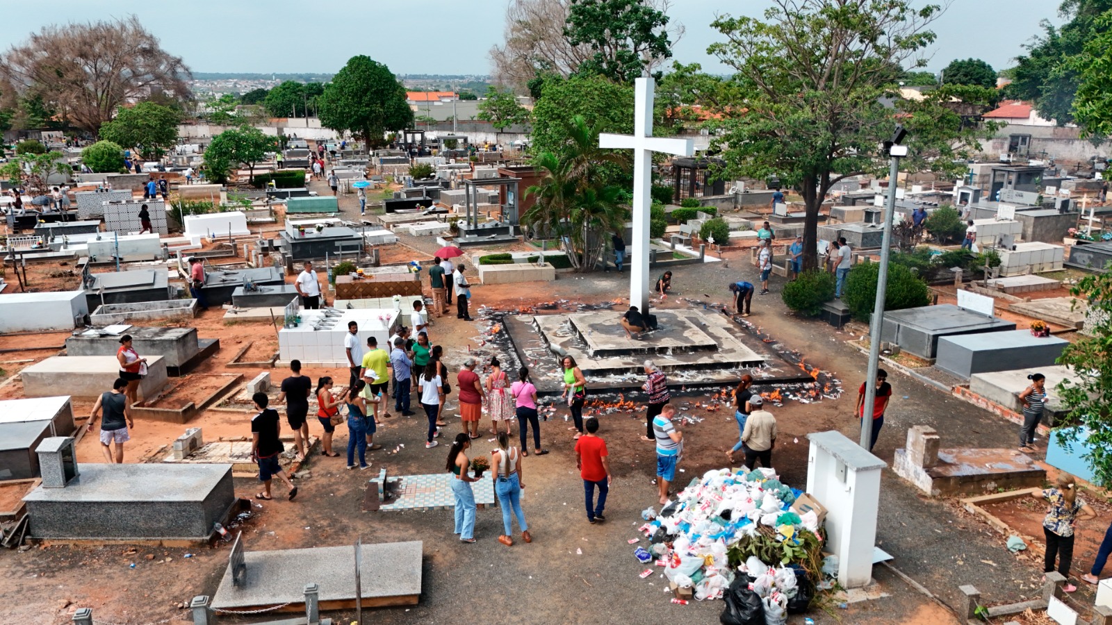 A limpeza e manutenção dos espaços foram reforçadas, para garantir mobilidade e segurança dos visitantes durante todo o dia de homenagens