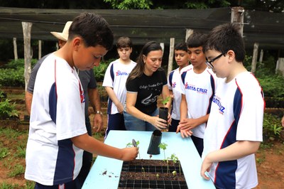 Estudantes recebem aula de educação ambiental em Dia de Campo no Viveiro Municipal