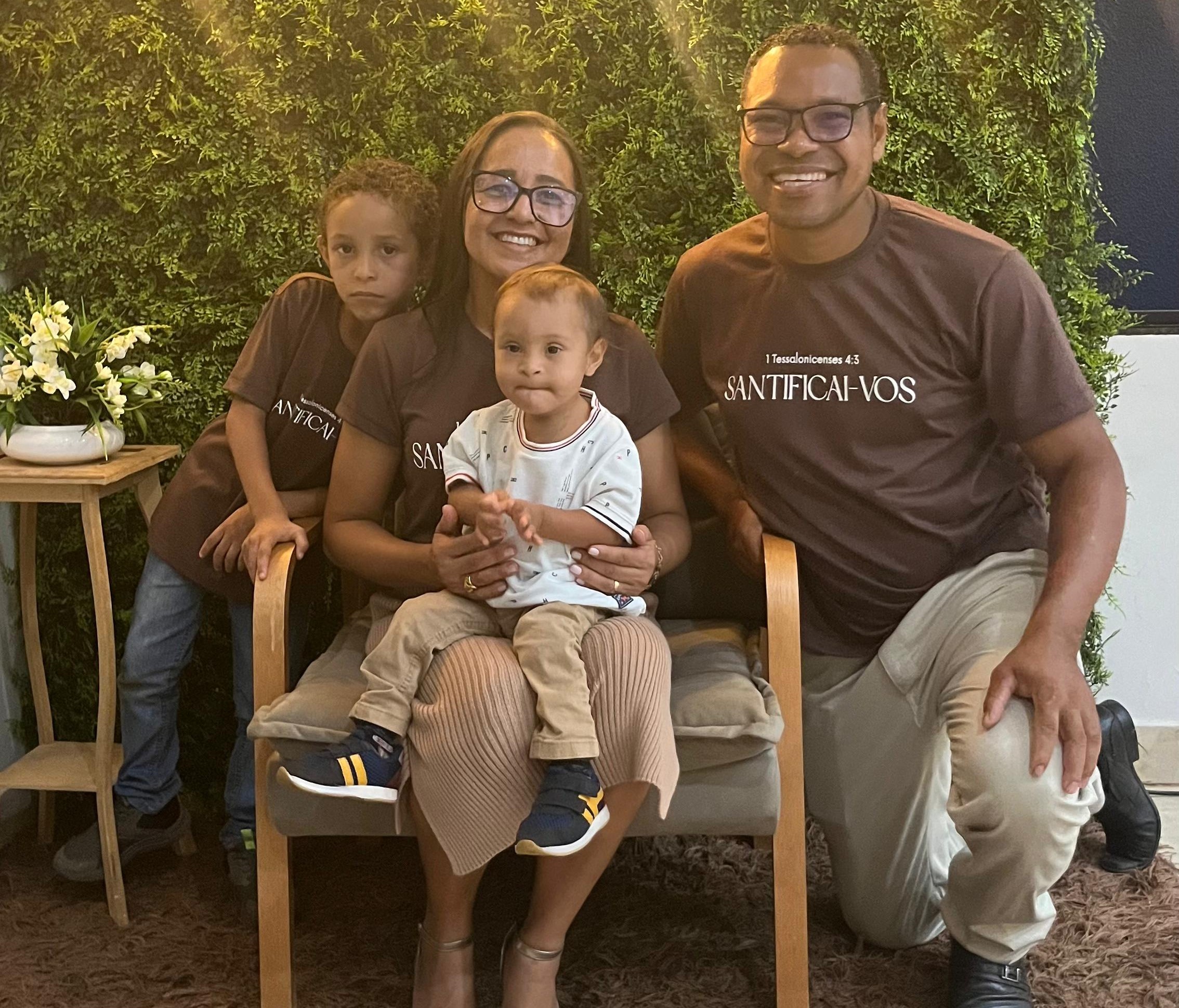 “Graças a Deus, conseguimos operar o Abner em Araguaína, aqui mesmo no Tocantins, porque a dificuldade para sair do estado seria grande, pelos gastos, estadias. Hoje, o HMA salva vidas”, conta Simone Sousa, que hoje celebra com a família a recuperação do filho