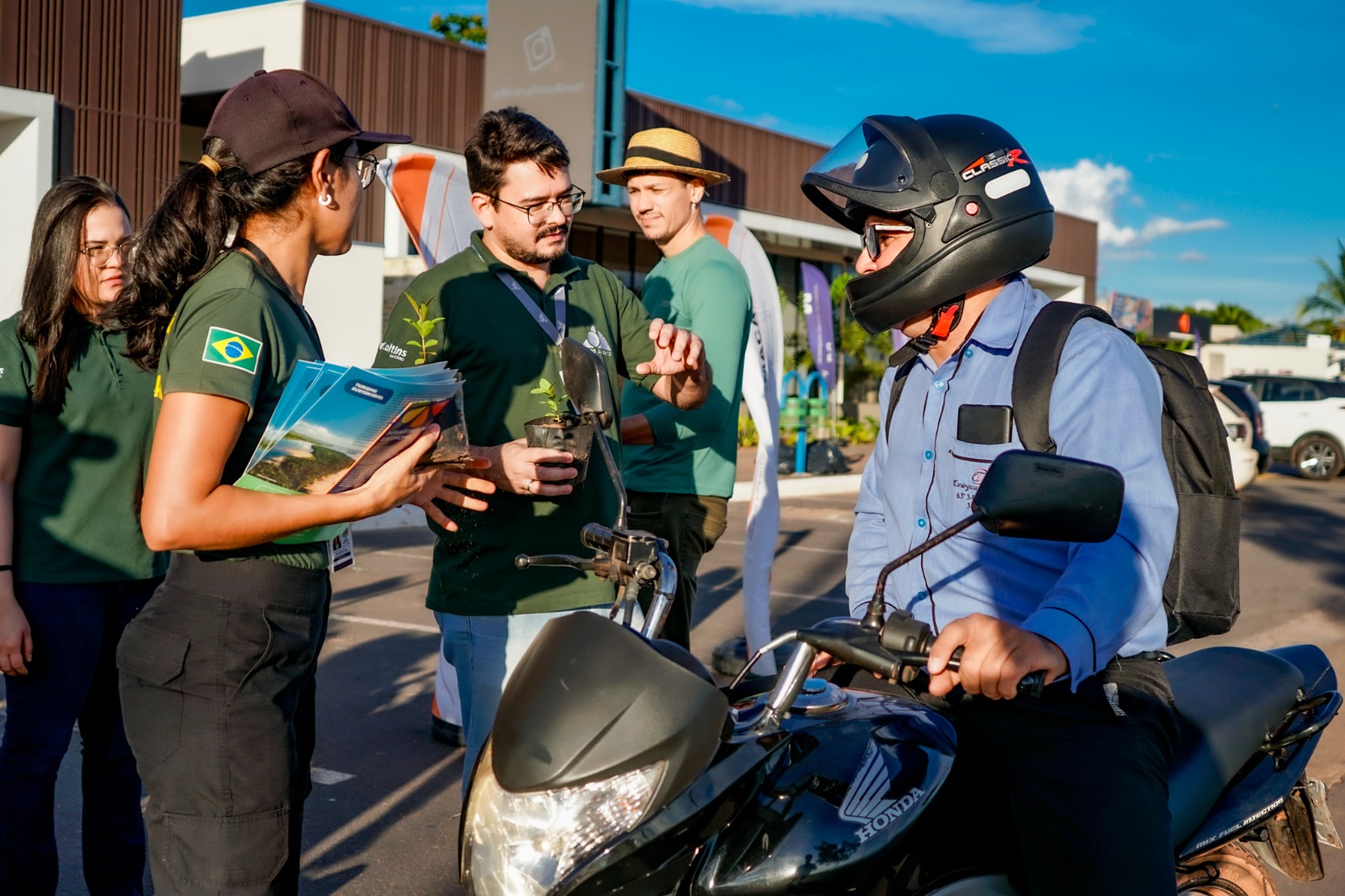 Meio Ambiente realiza blitz ecológica com distribuição de mudas de árvores na Via Lago