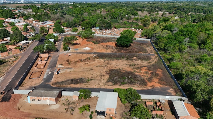 Além do avanço na construção dos prédios administrativos, a obra também alcançou 67% da implantação dos lavabos e 43% das capelas. Também já foi concluído todo o muro de cercamento da área e pavimentação asfáltica interna