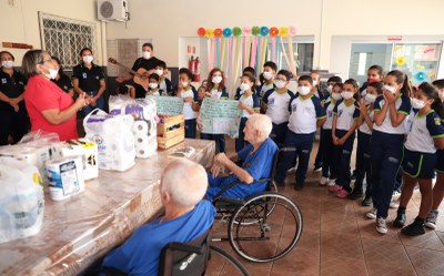 Pequeno Cidadão: alunos da escola modelo William Castelo Branco promovem ação solidária na Casa do Idoso
