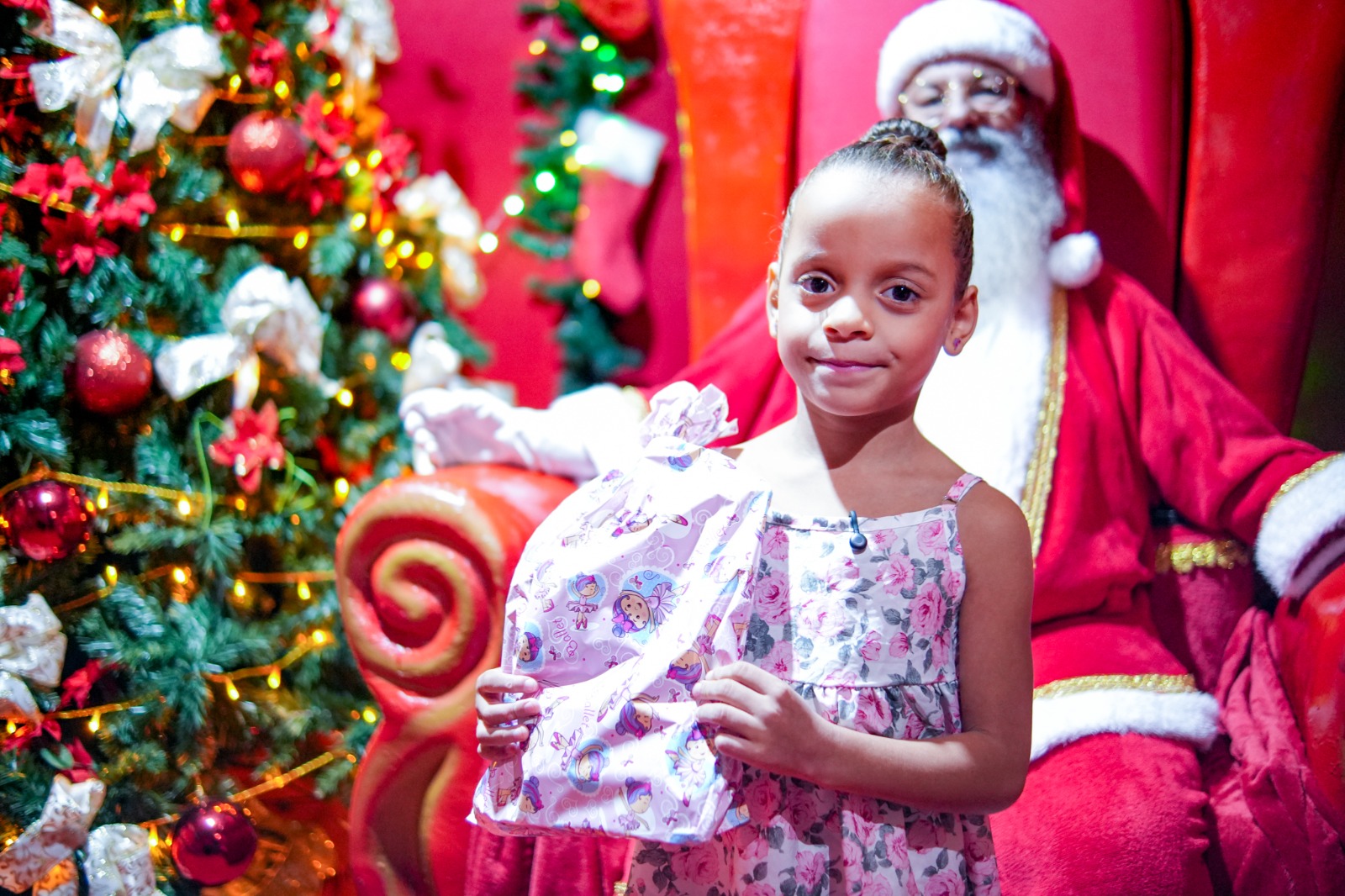 Quem visitou o Papai Noel no último dia 23, além das fotos marcantes, também recebeu um presente especial