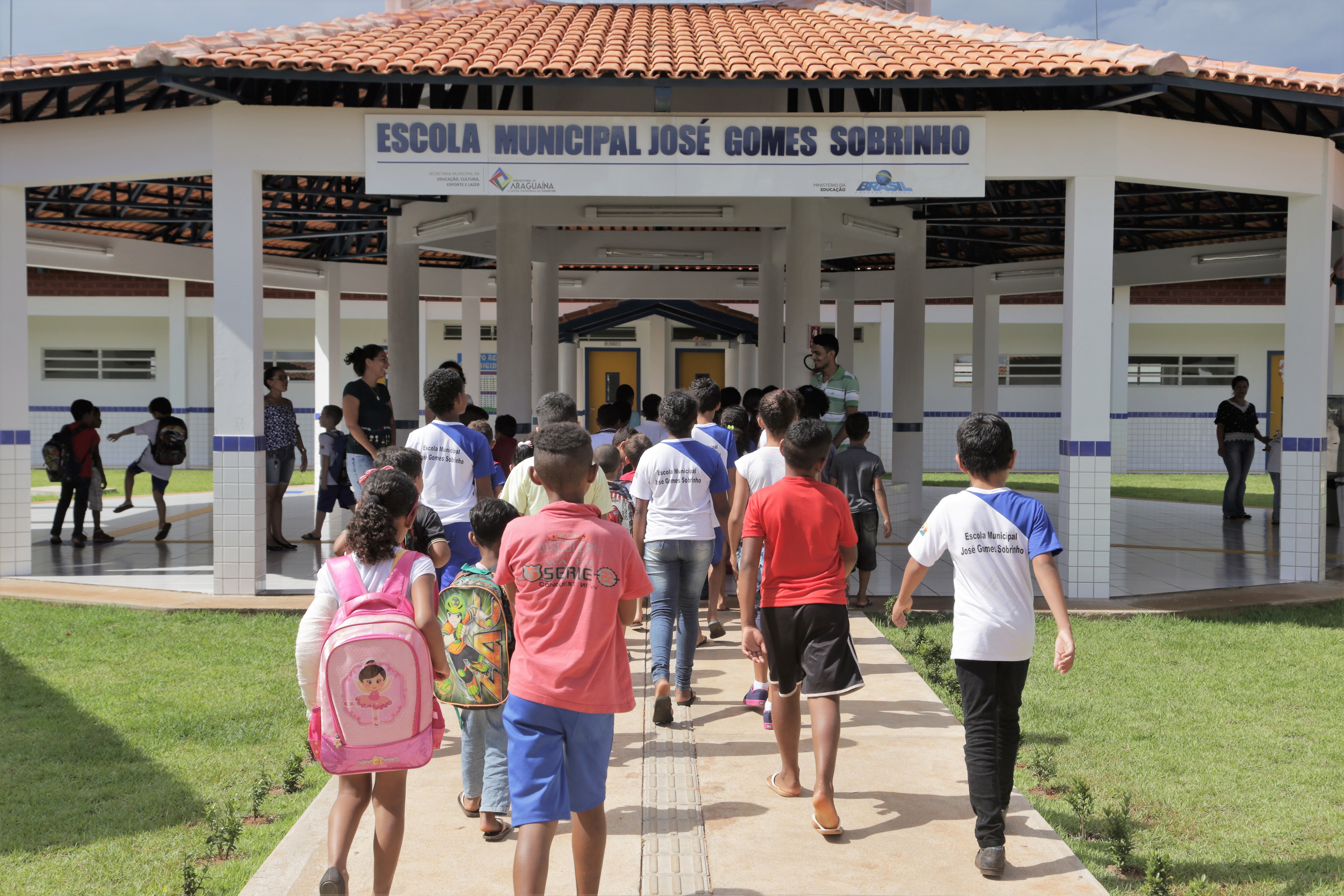 Para as crianças matriculadas no primeiro semestre do ano, não há necessidade de renovação de matrícula. Já na EJA, as matrículas são feitas todo semestre