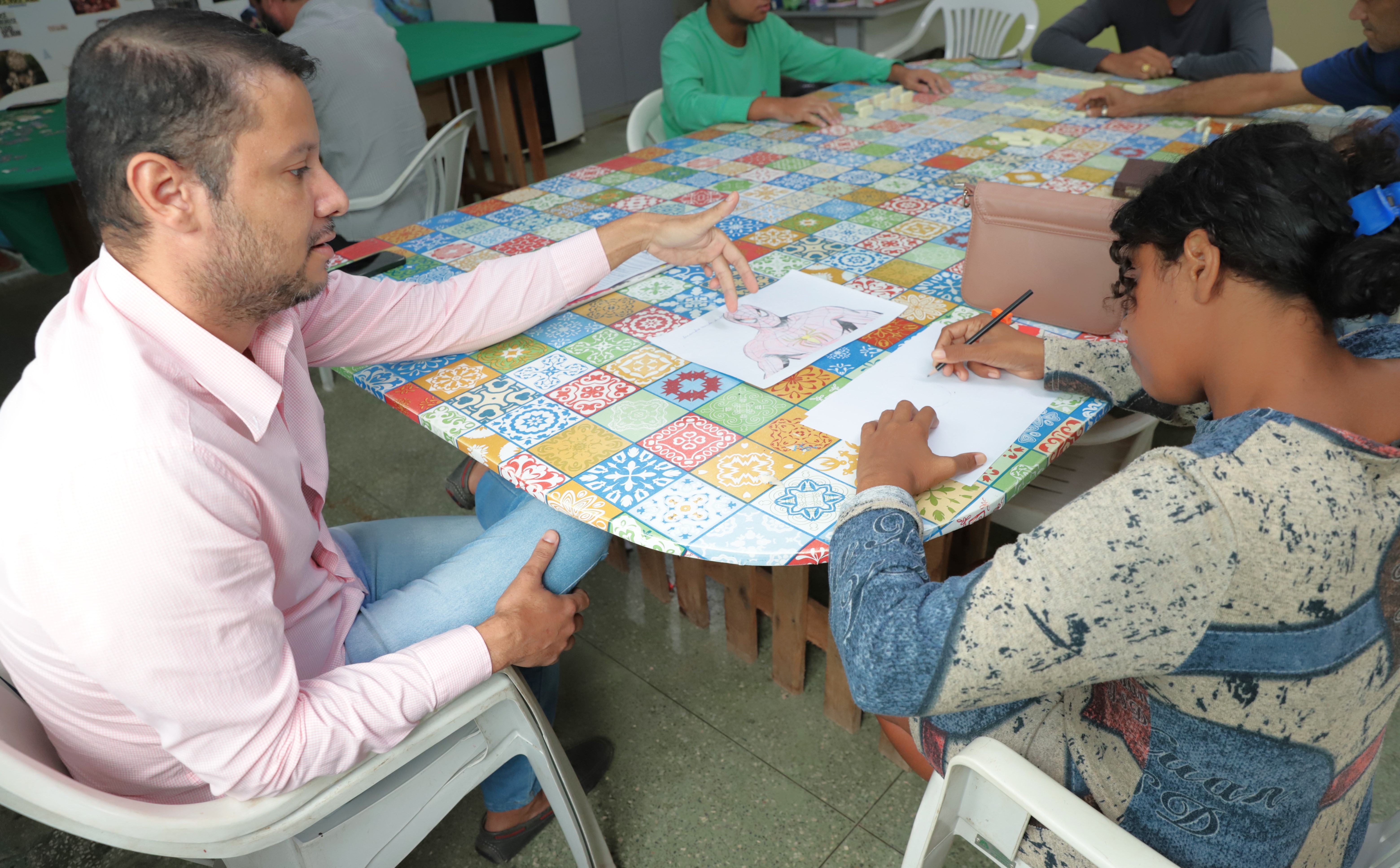 Ao buscar atendimento, o paciente é acolhido por uma equipe multiprofissional, avaliado e, identificada a necessidade, encaminhado ao serviço especializado que melhor se adeque à sua faixa etária e tipo de transtorno