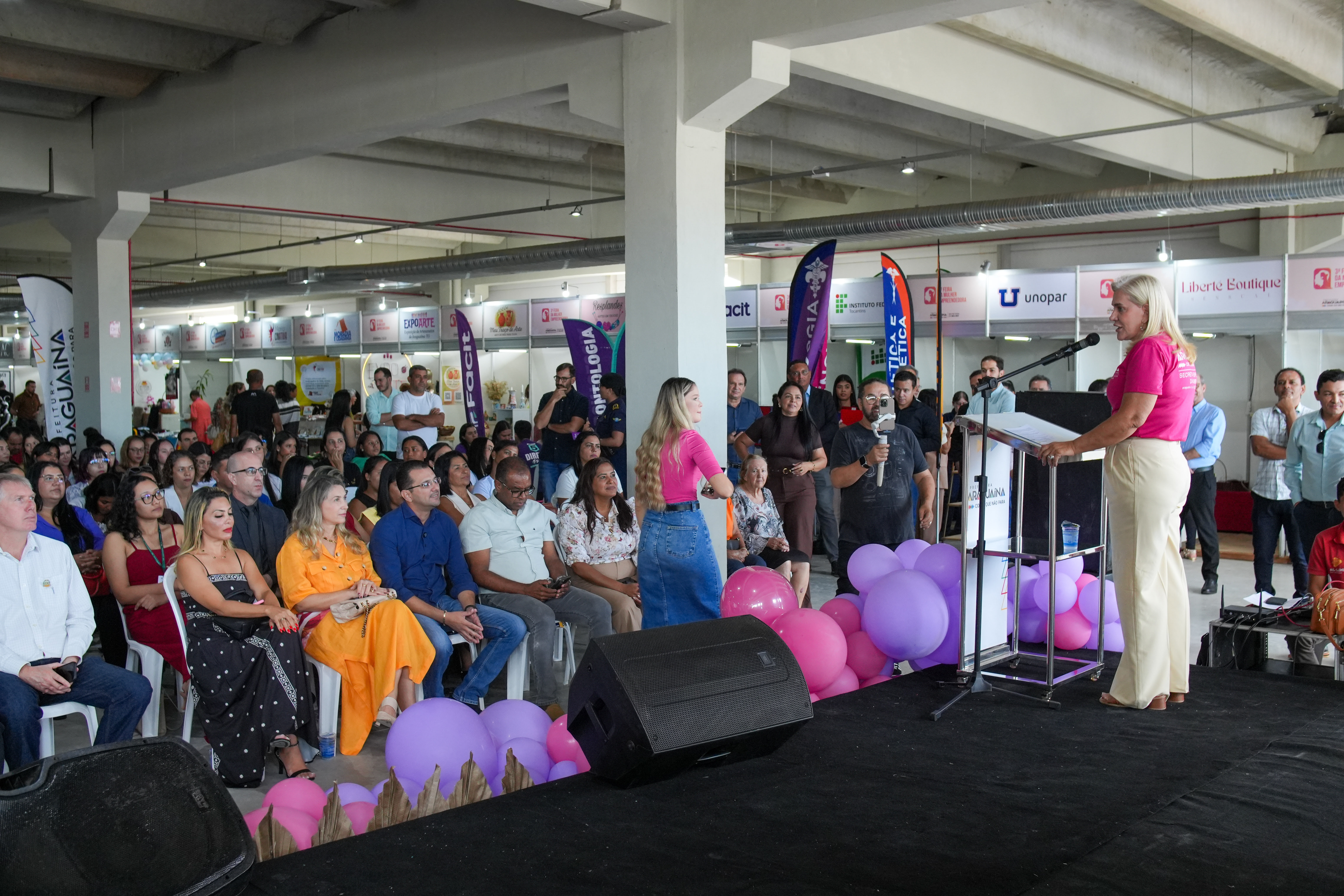 A feira conta com 50 estandes ocupados por mulheres empreendedoras, com negócios nas áreas de moda, gastronomia, artesanato, estética, saúde, consultoria e outros segmentos.