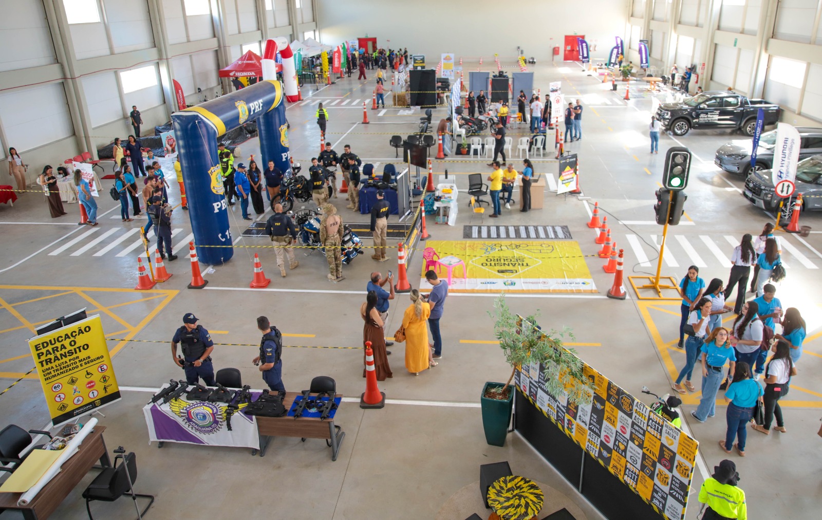 Durante os dois dias de evento, são oferecidos diversos serviços como emissão da carteirinha do idoso, renovação e autorização de passe livre, consulta e pagamento de multas, orientações e requerimentos relacionados ao trânsito, além de palestras e oficinas