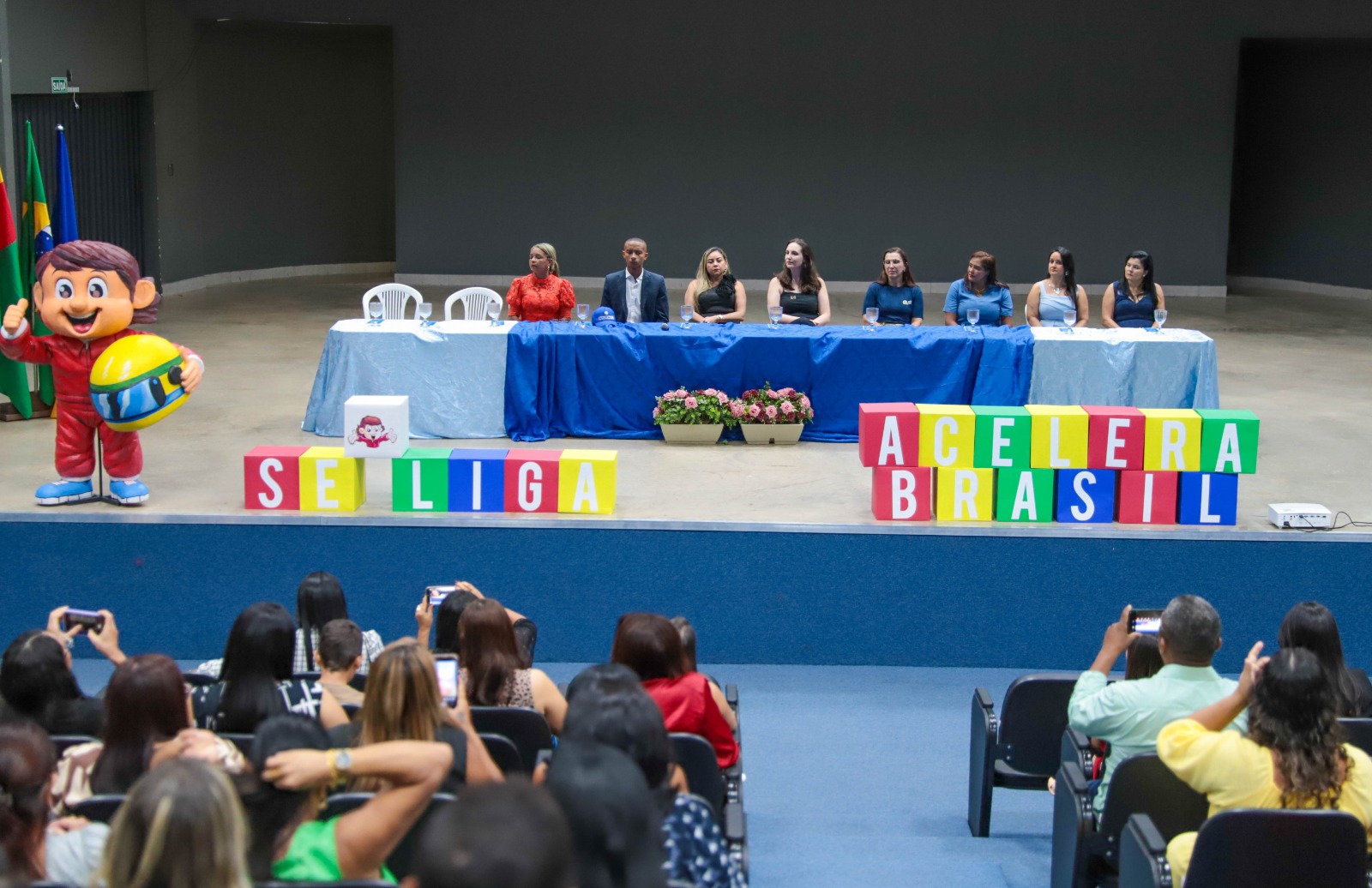 Os programas Acelera Brasil e Se Liga são os principais pilares da iniciativa, atendendo estudantes de 10 a 15 anos do 3º ao 5º ano com distorção de idade/série escolar.