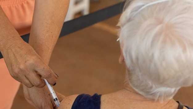 Também poderão ser imunizados idosos com idades entre os 60 e 84 anos que se encontrem acamados, institucionalizados ou com condições clínicas específicas podem receber a vacina Pneumo 20, mediante avaliação médica.