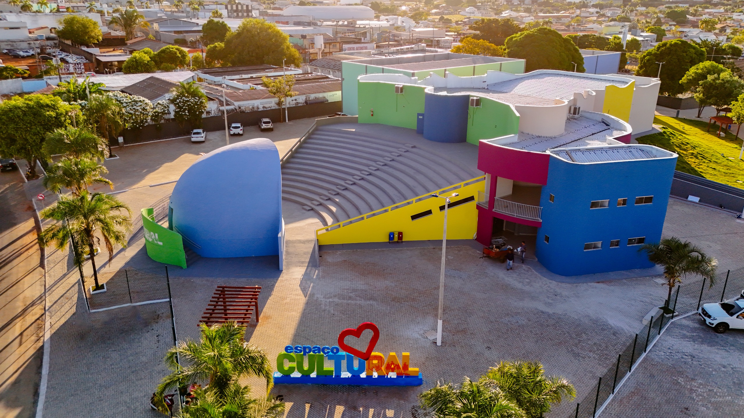 O documentário percorre aldeias da Amazônia e destaca sua relação com o povo Krahô, no Tocantins, além de resgatar importantes momentos da história do indigenismo brasileiro.