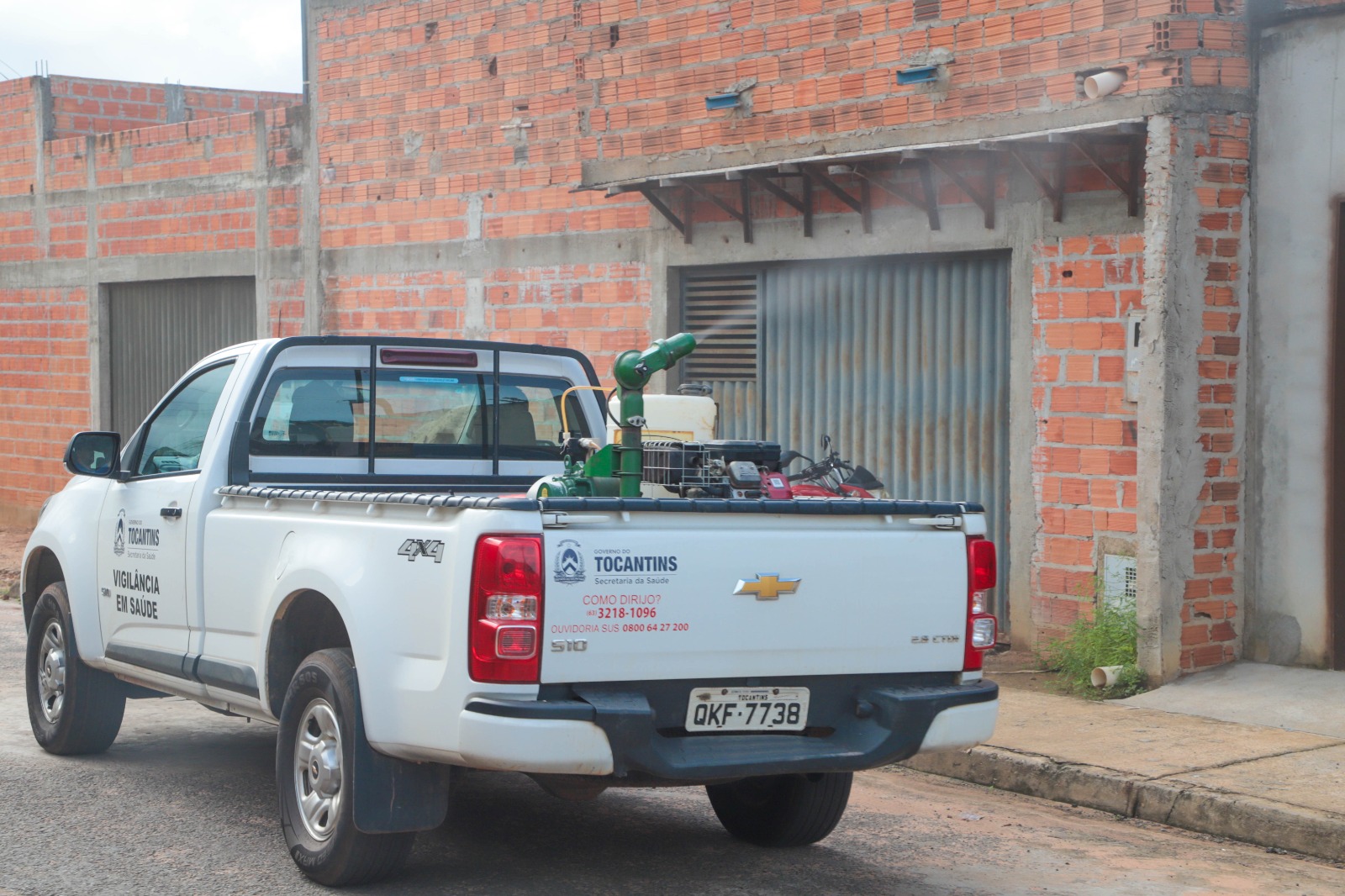 O fumacê será aplicado em três ciclos, com intervalo de cinco dias entre cada passagem, estratégia necessária para atingir mosquitos adultos que emergem após a primeira aplicação.