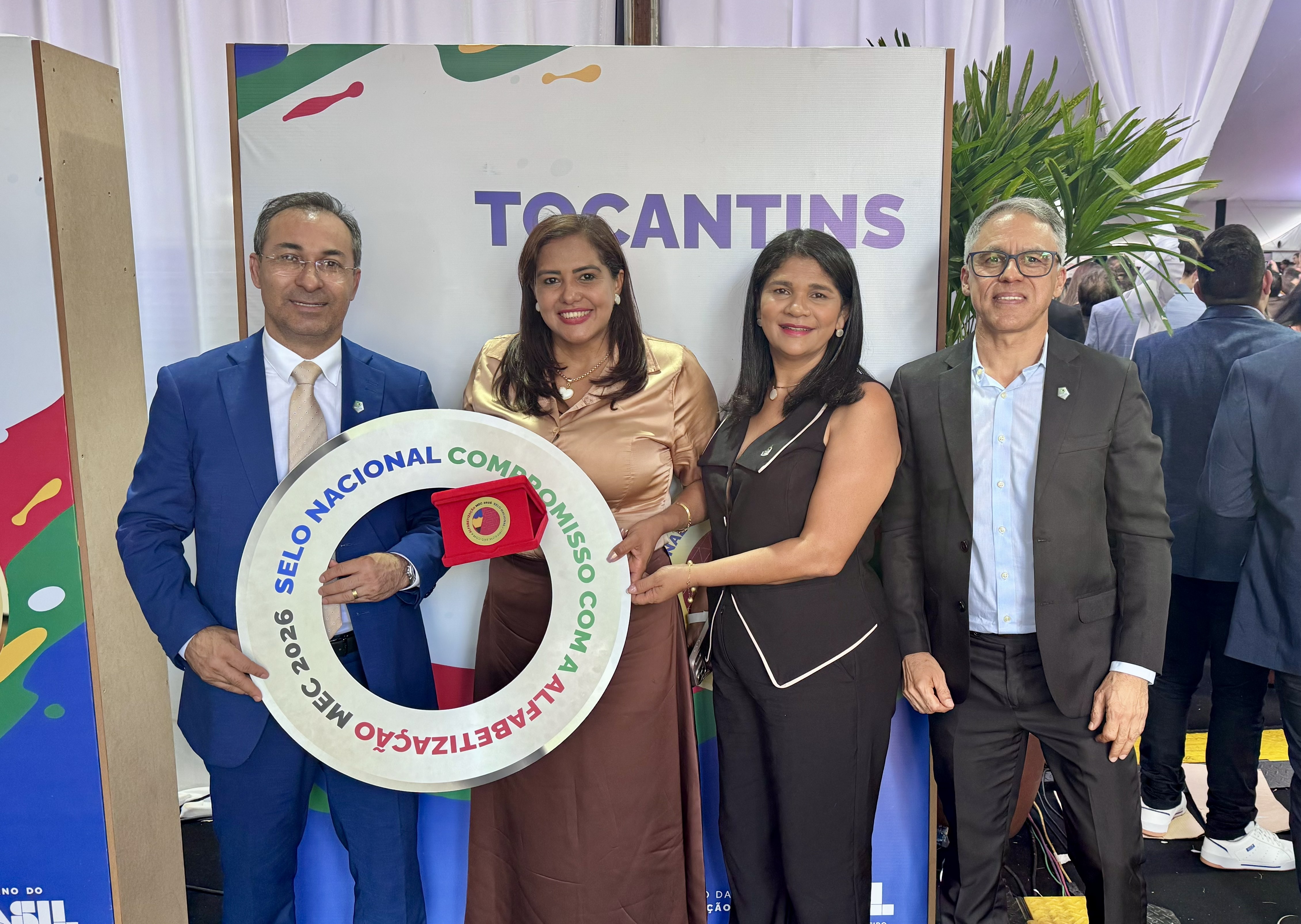 “É uma honra receber, em nome da nossa cidade, um selo que representa o reconhecimento pelo empenho de Araguaína em transformar a Educação municipal em um serviço de excelência. Isso é trabalho bem feito, com acompanhamento, formação e presença dentro da escola", afirmou o prefeito