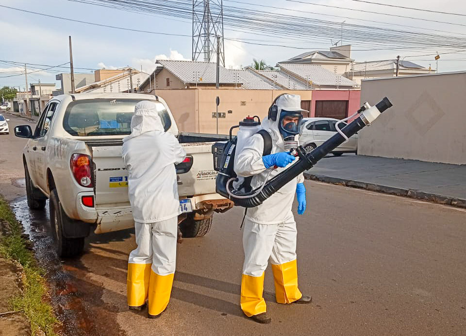 Entre as estratégias de combate ao mosquito Aedes aegypti, o carro fumacê  e a equipe de bloqueio químico estão percorrendo os bairros com maior incidência de casos e notificações.