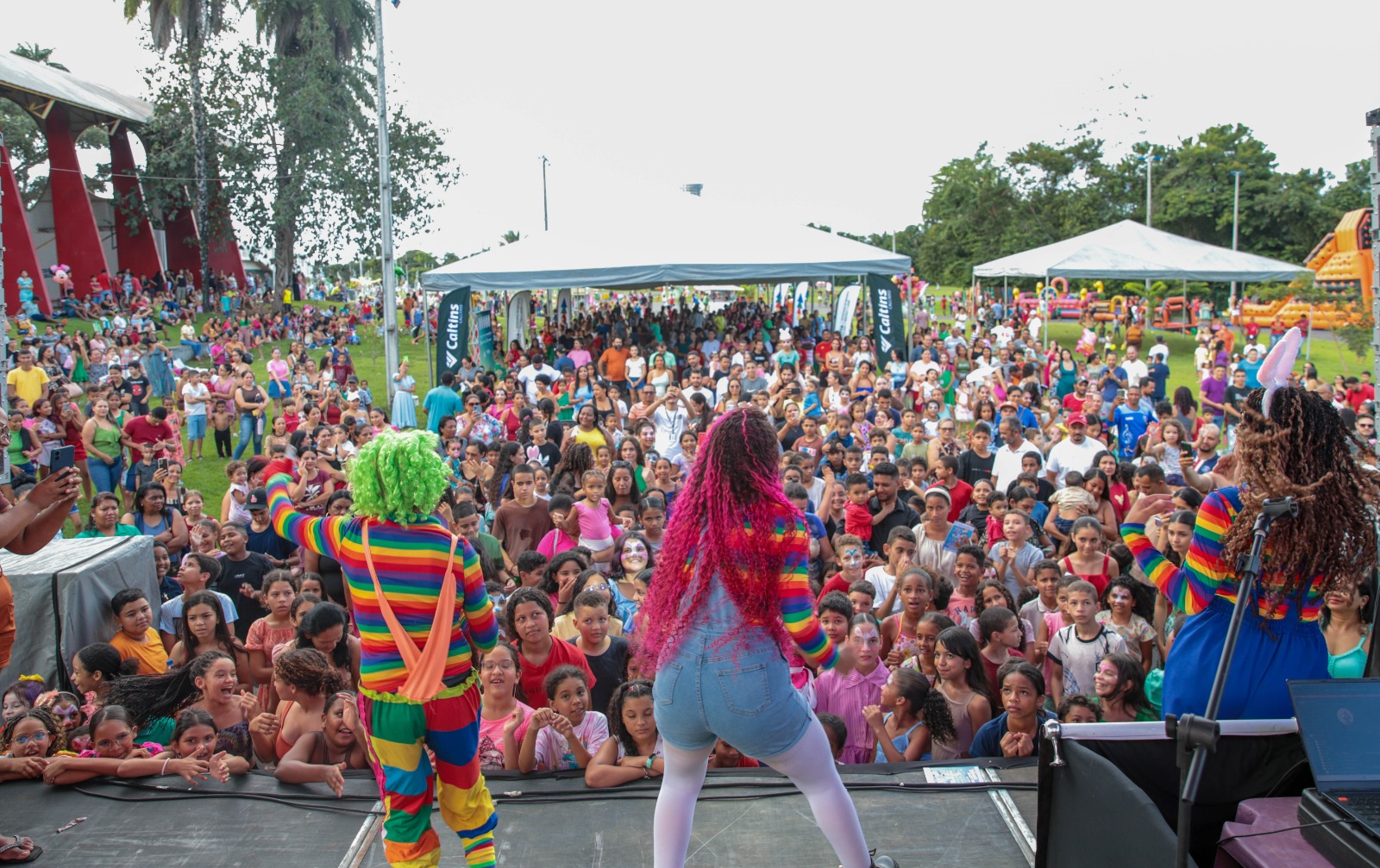 As famílias se divertiram na caça aos ovos de Páscoa, ao som da Turminha Mágica com sucessos do público infantil. A estrutura do evento também trouxe pintura facial, brinquedos infláveis, quiosques de alimentação e um trenzinho passeando pelo parque