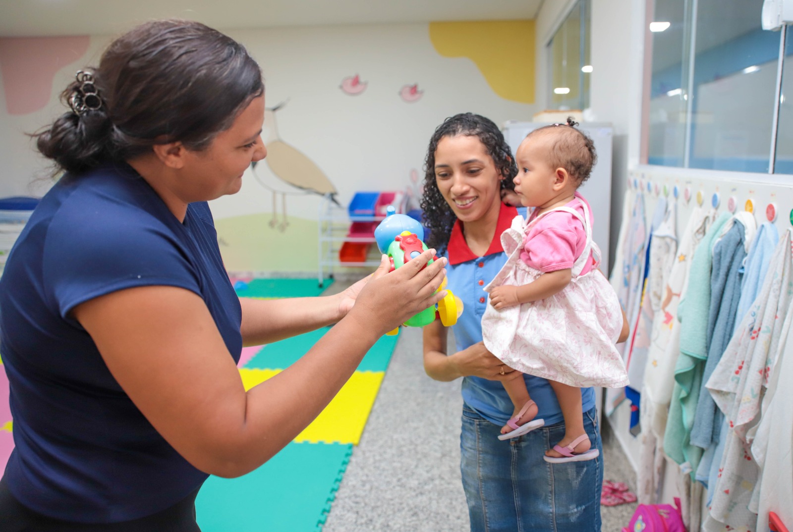 A rotina da araguainense Orleans Carreiro de Souza mudou depois que a filha Olívia, de 10 meses, passou a frequentar o atendimento noturno