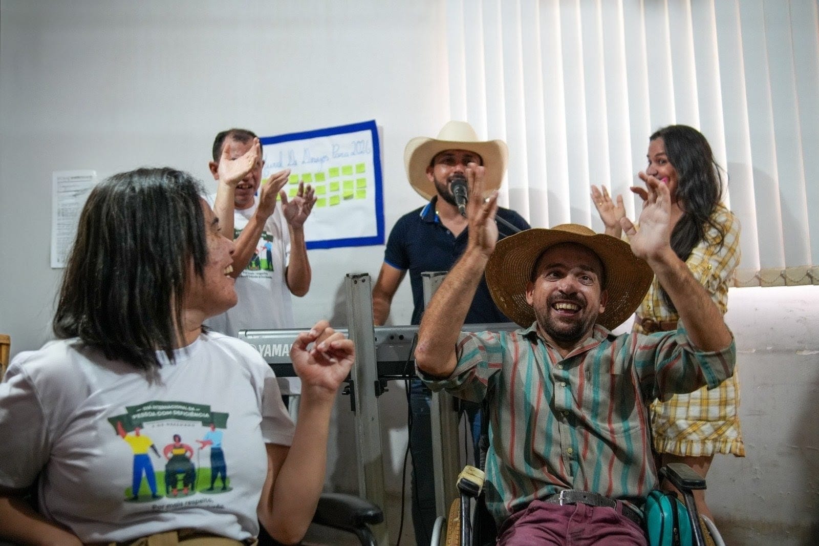 Além das atividades, o Centro-Dia oferece transporte gratuito aos usuários, alimentação, garantindo o acesso e a permanência no espaço com segurança e comodidade.