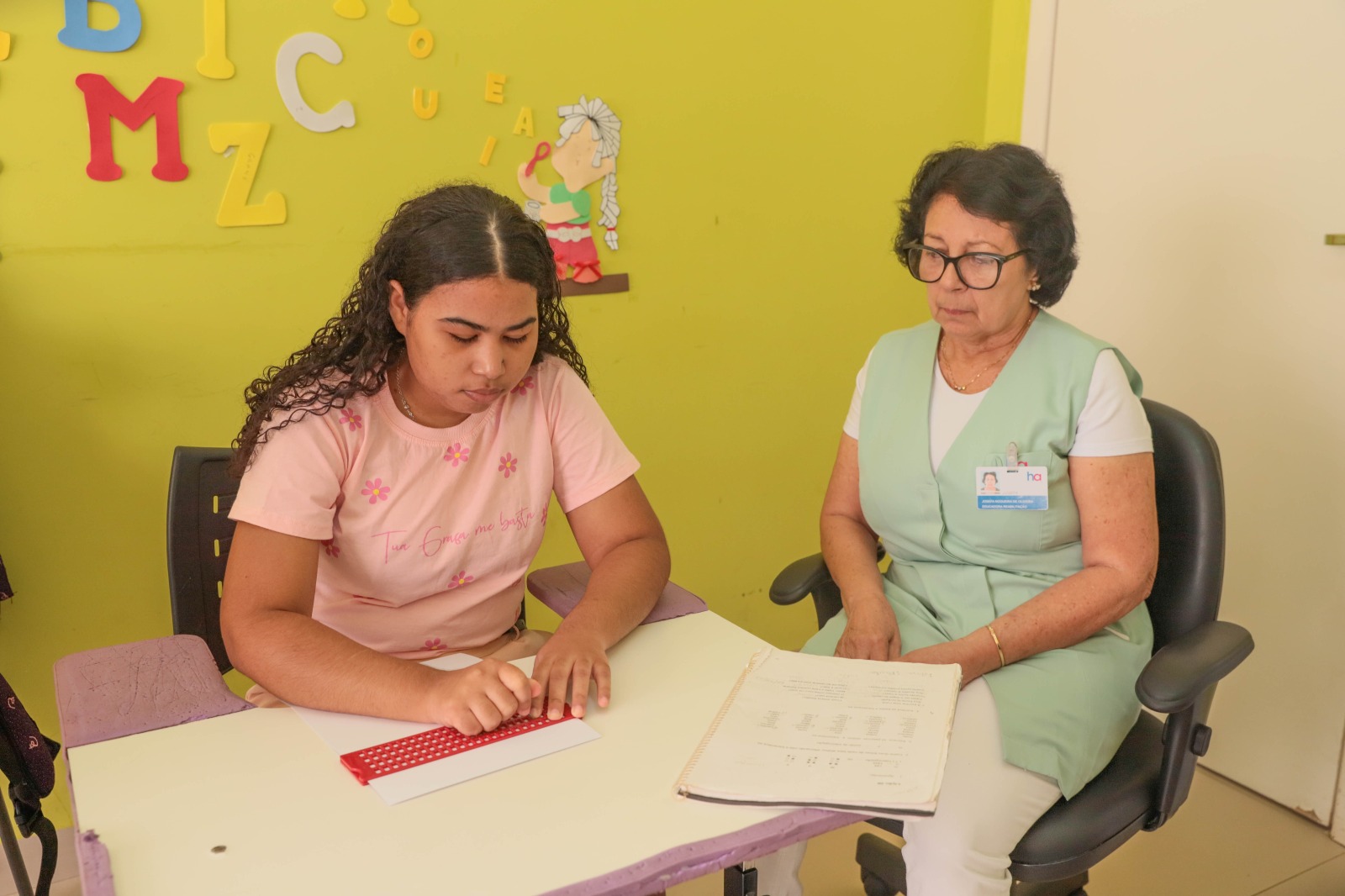 A  Reabilitação Visual é destinada a pessoas com baixa visão, cegueira ou outras condições oftalmológicas que resultem em limitações funcionais.